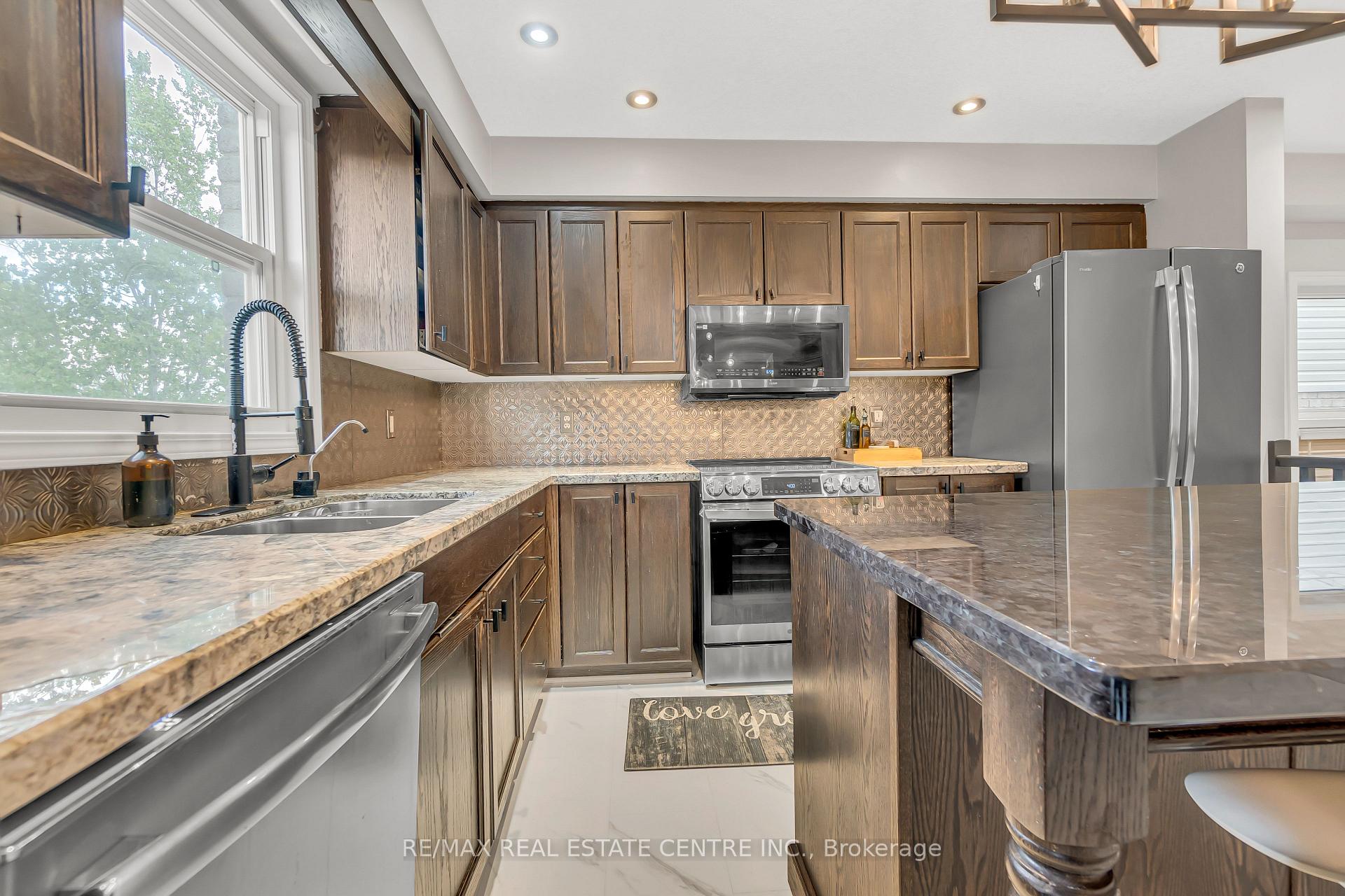 Photo 13 of 110 Parkvale Drive, Kitchener — HOMEH
