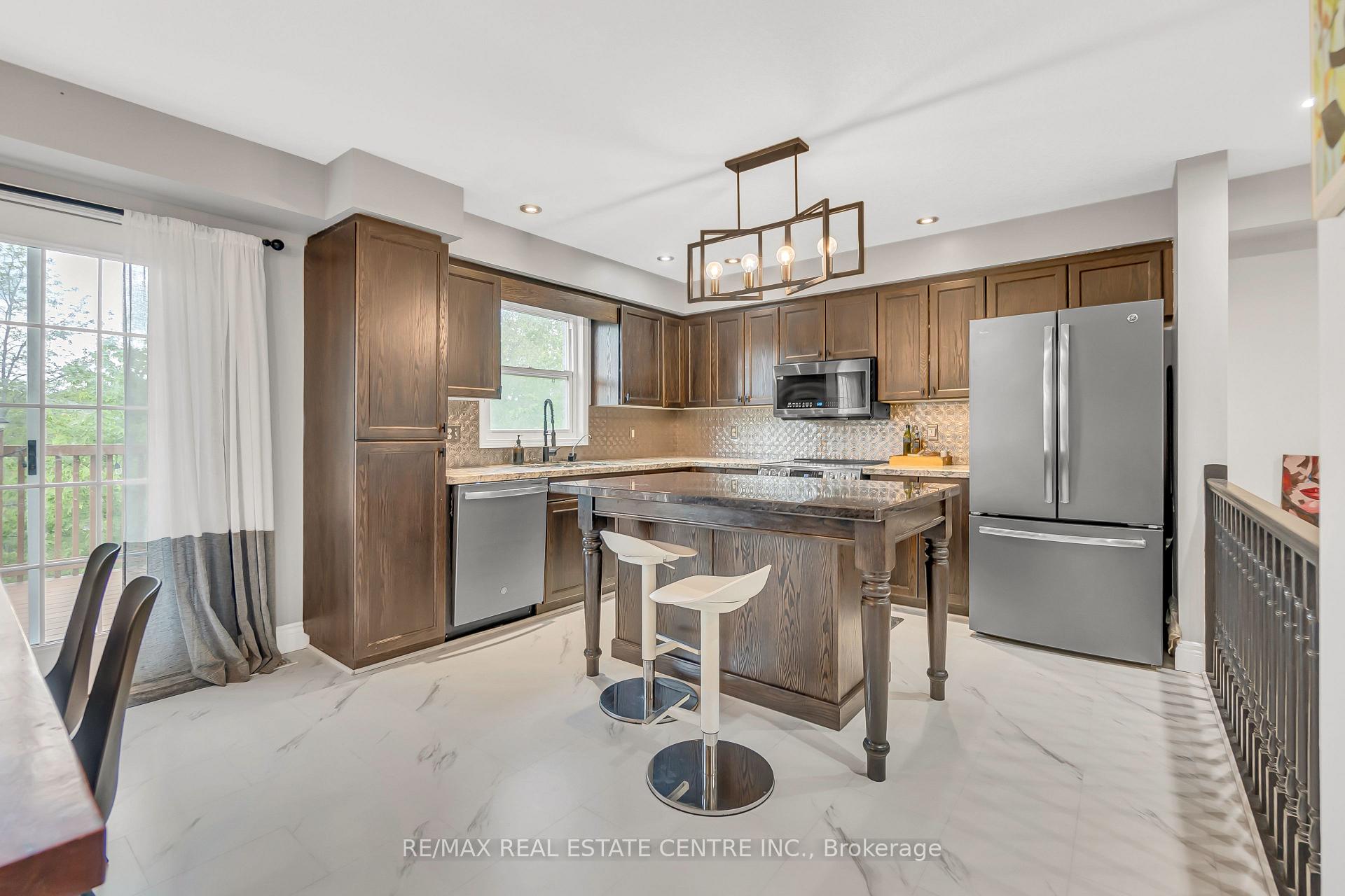 Photo 15 of 110 Parkvale Drive, Kitchener — HOMEH