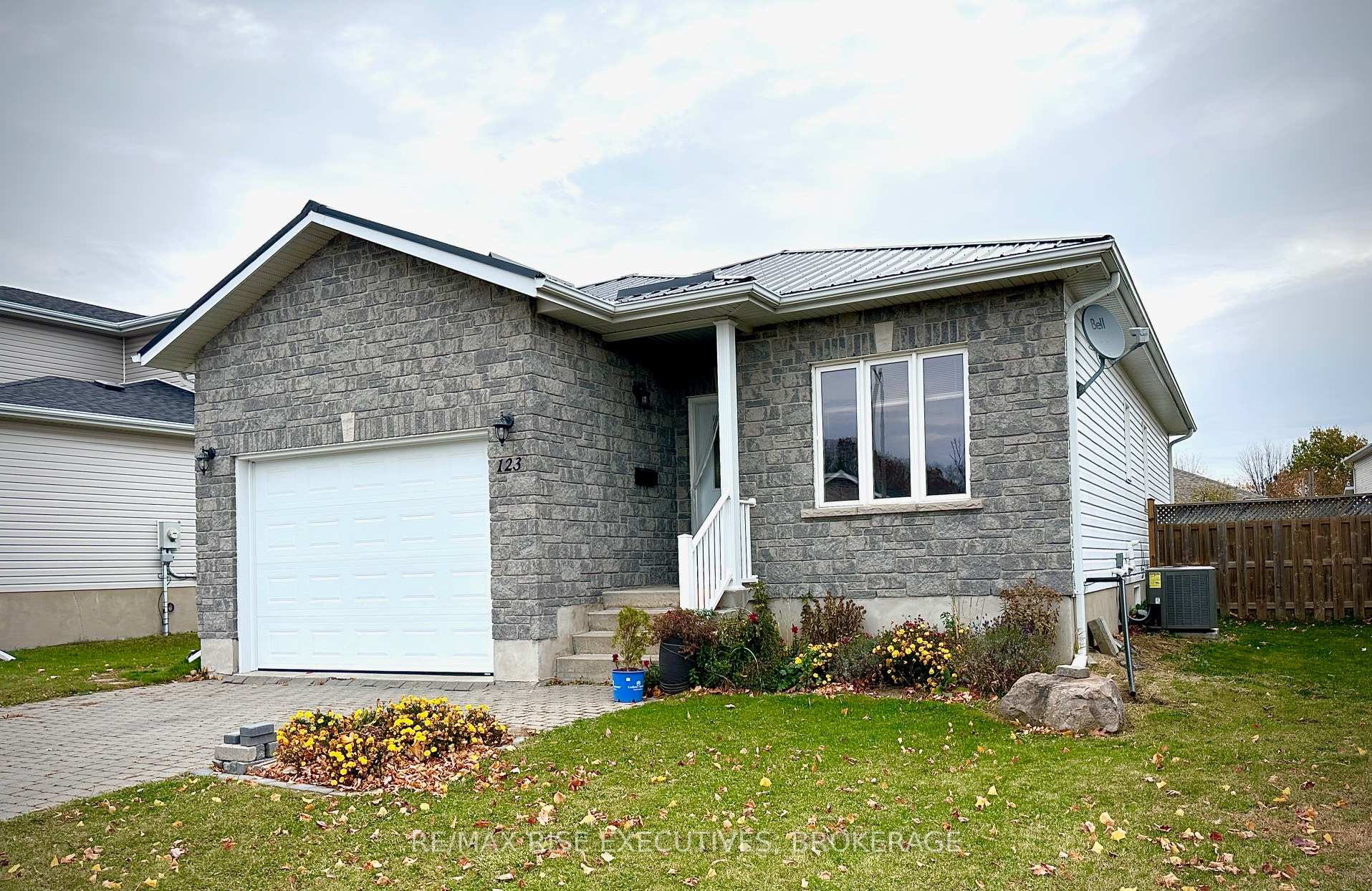 Photo 8 of 123 Macdougall Drive, Loyalist, Amherstview — HOMEH