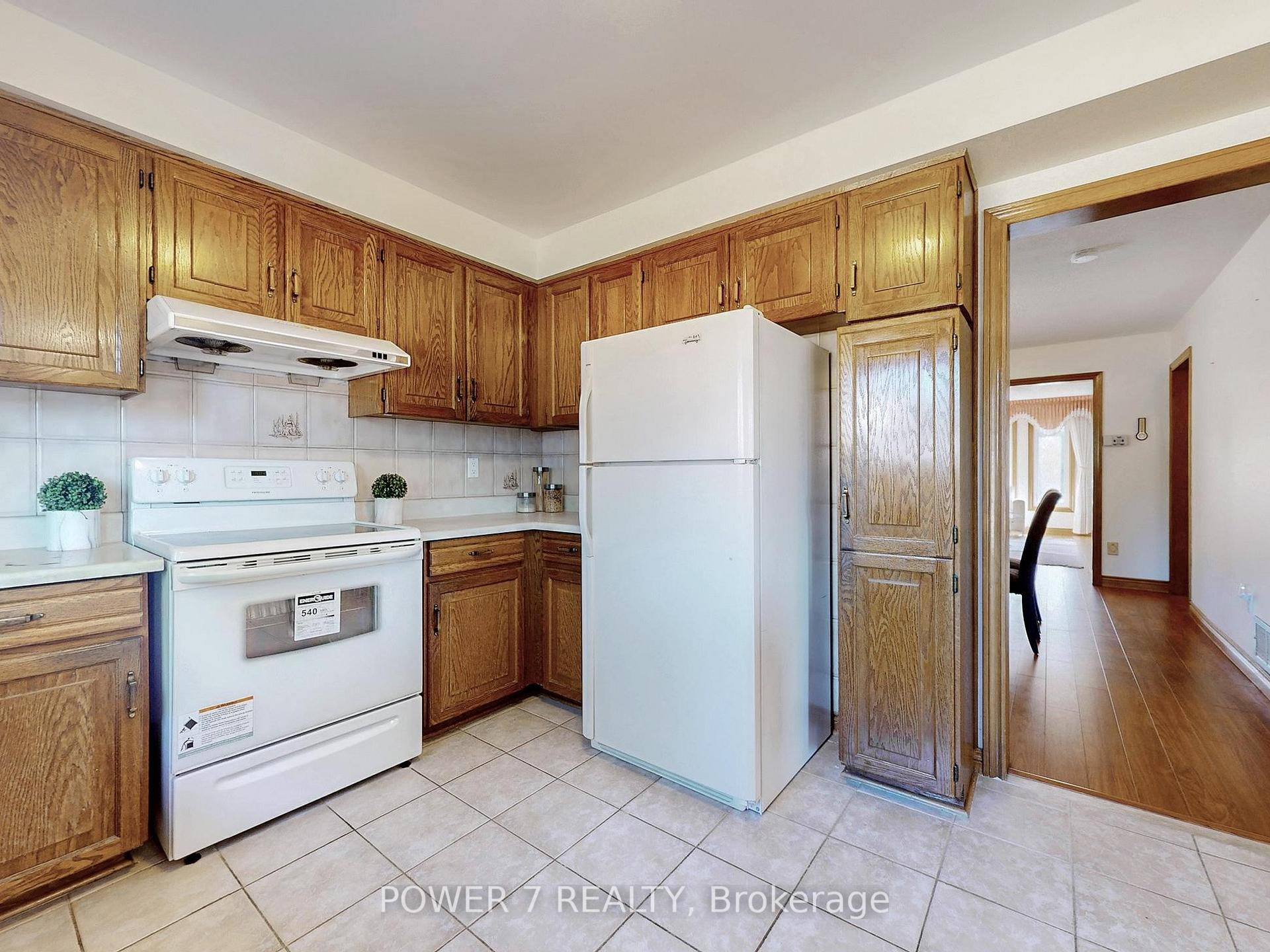 Photo 10 of 54 Hewlett Crescent, Markham, Markville — HOMEH