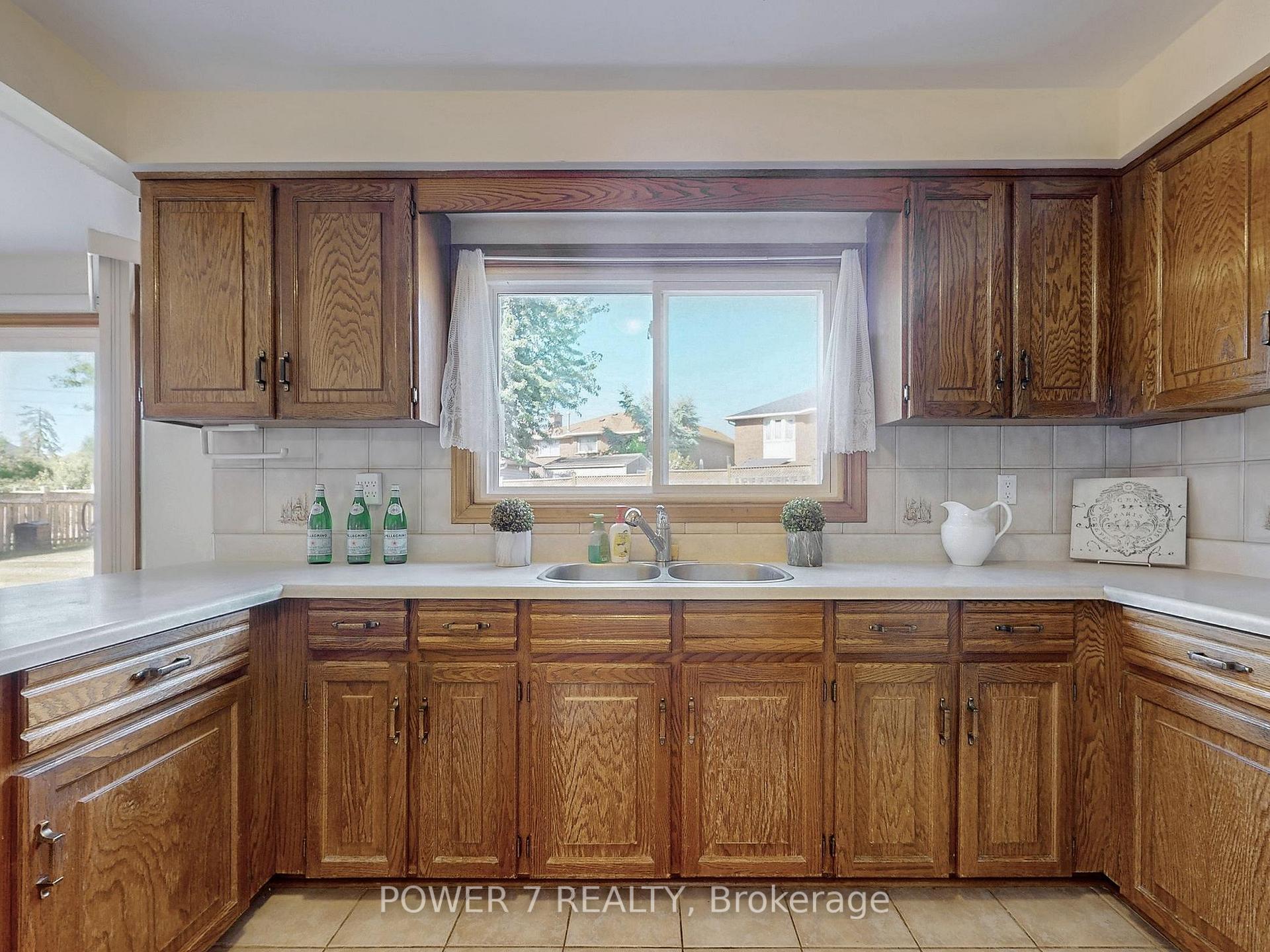 Photo 11 of 54 Hewlett Crescent, Markham, Markville — HOMEH