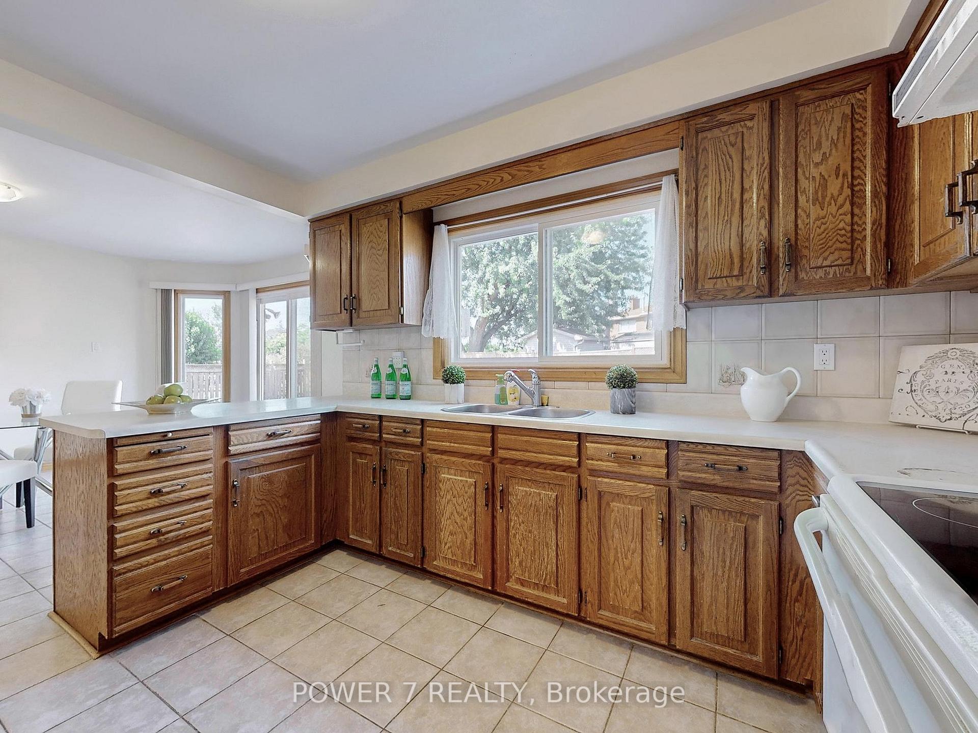 Photo 12 of 54 Hewlett Crescent, Markham, Markville — HOMEH