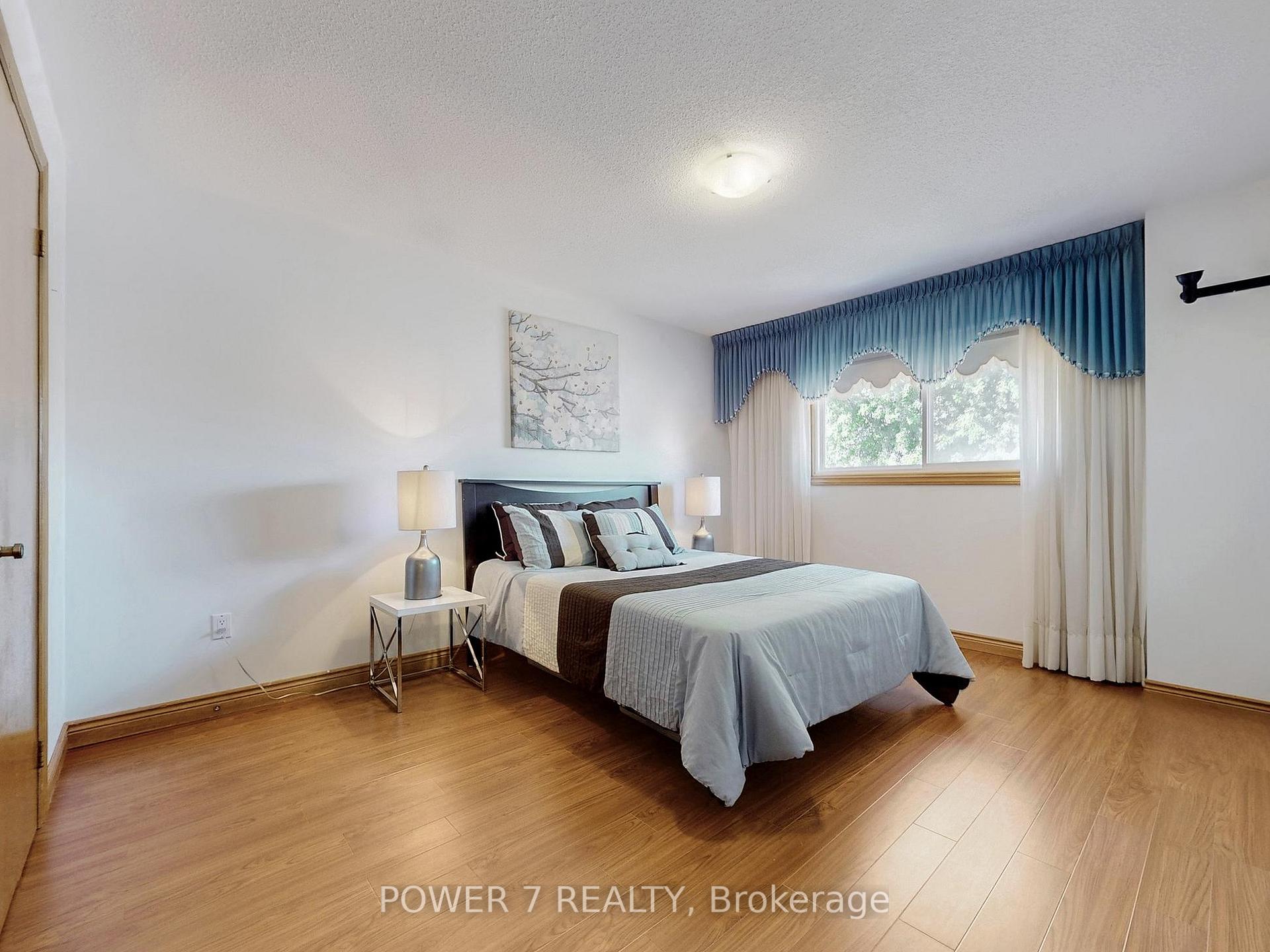Photo 32 of 54 Hewlett Crescent, Markham, Markville — HOMEH