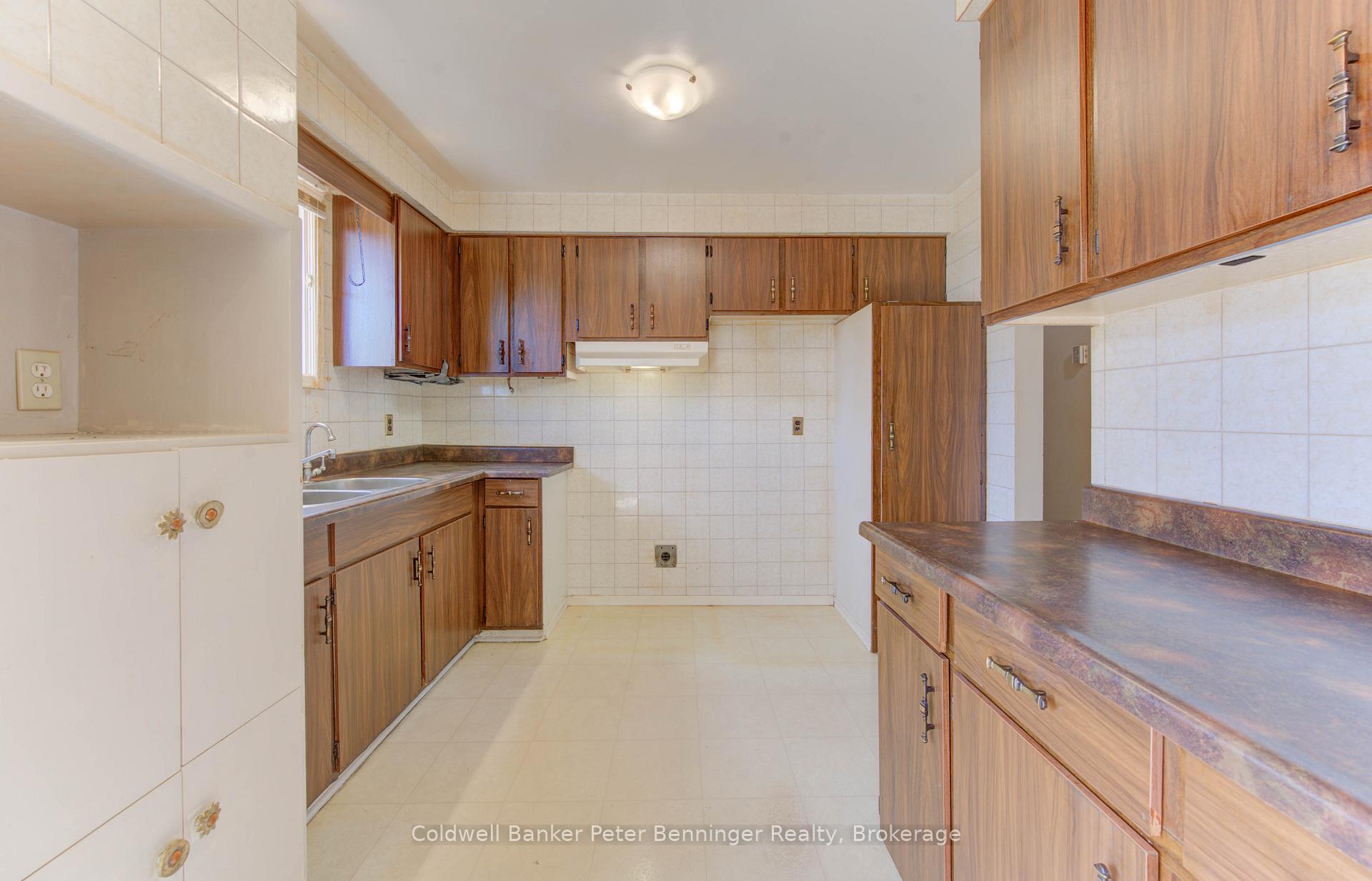 Photo 14 of 539 Pioneer Drive, Kitchener — HOMEH