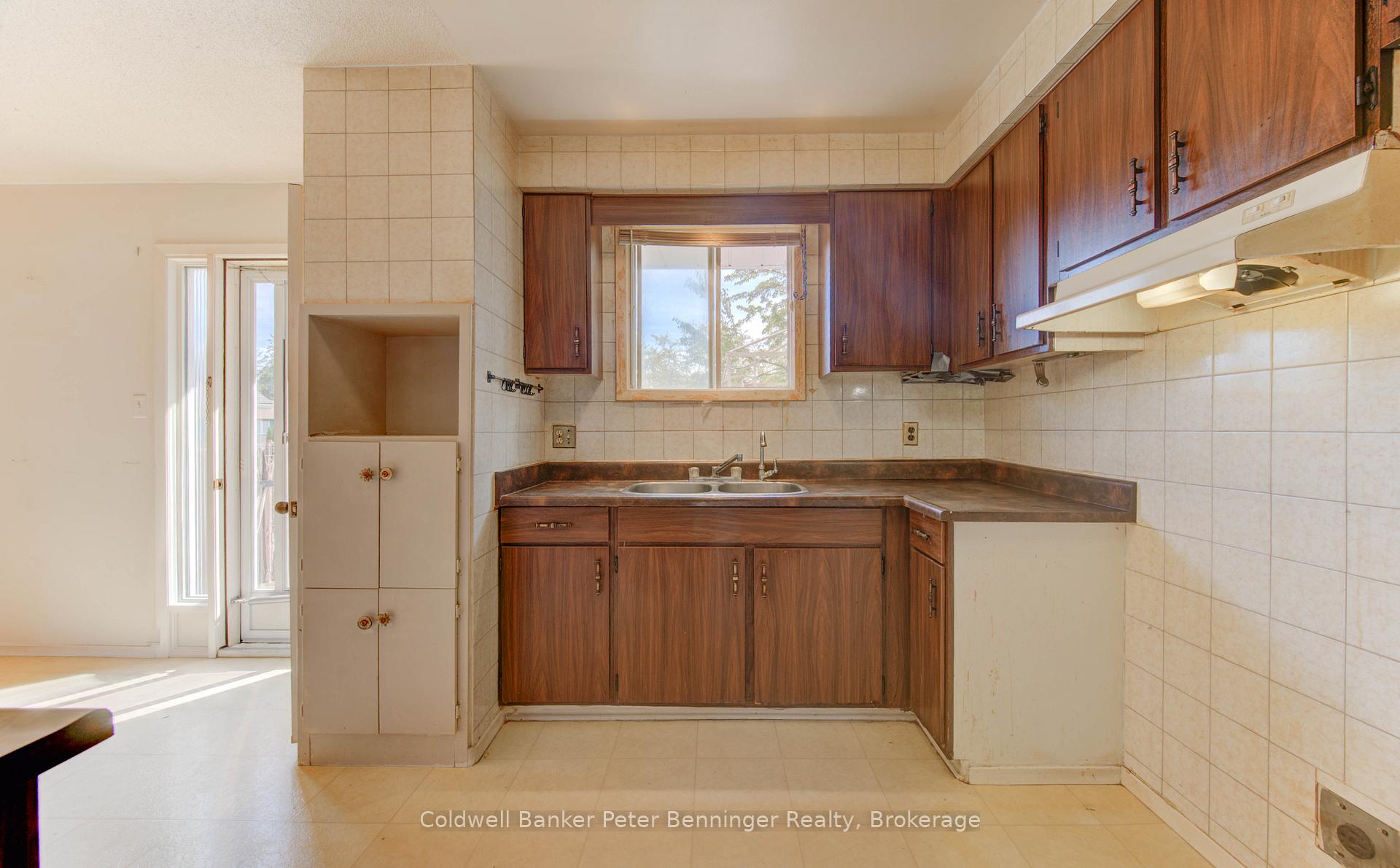 Photo 15 of 539 Pioneer Drive, Kitchener — HOMEH