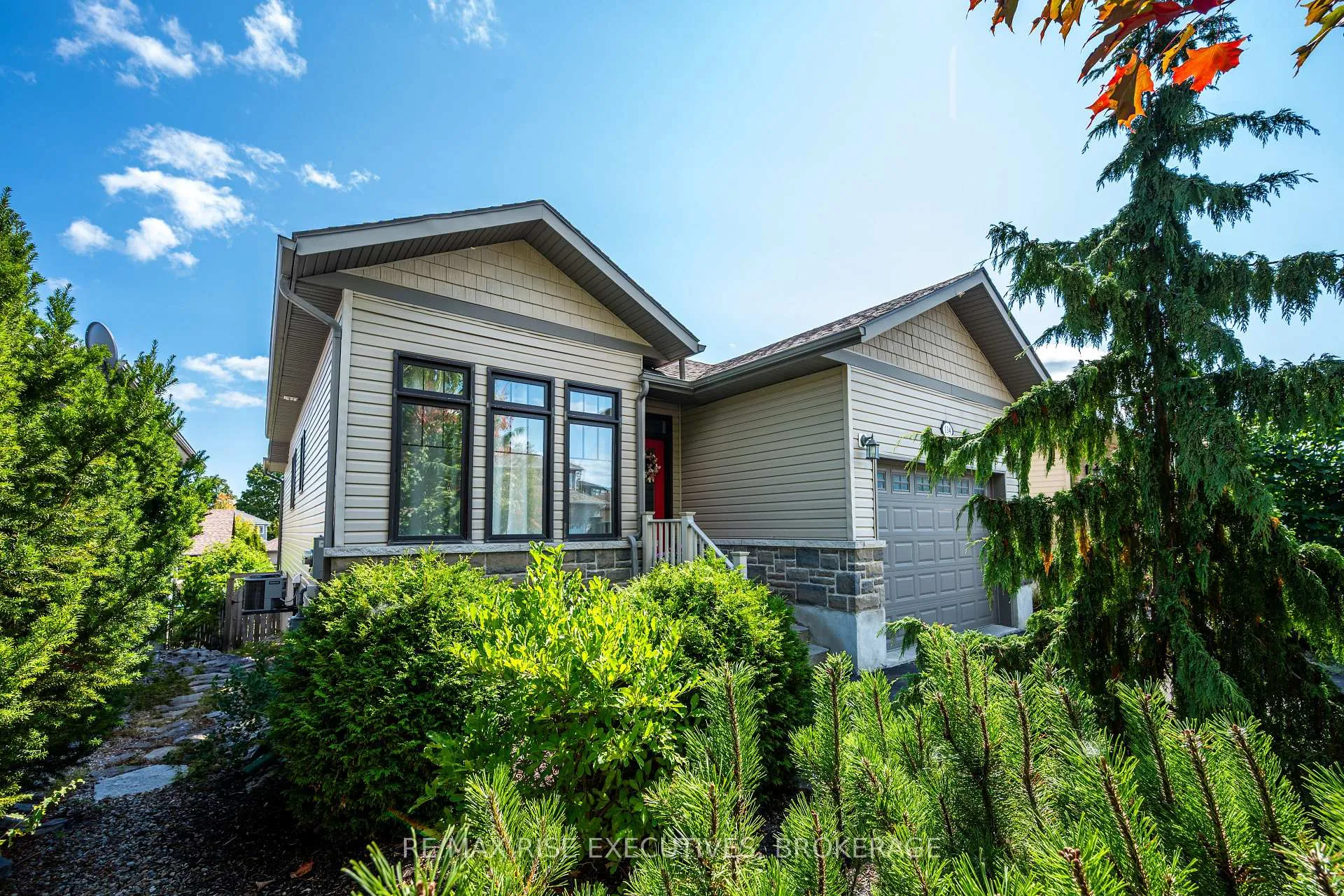 Photo 3 of 134 Islandview Drive, Loyalist, Amherstview — HOMEH