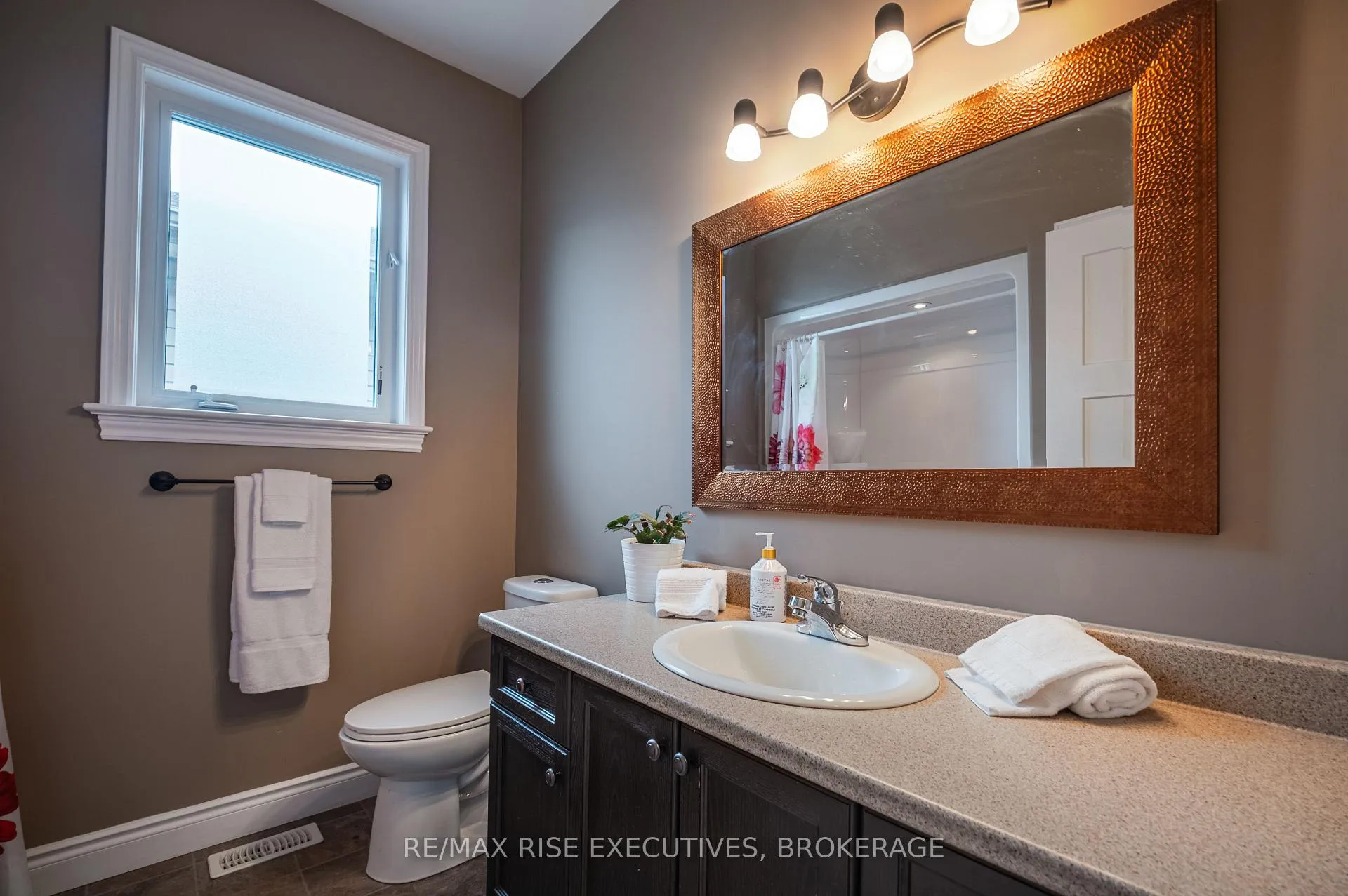 Photo 10 of 134 Islandview Drive, Loyalist, Amherstview — HOMEH