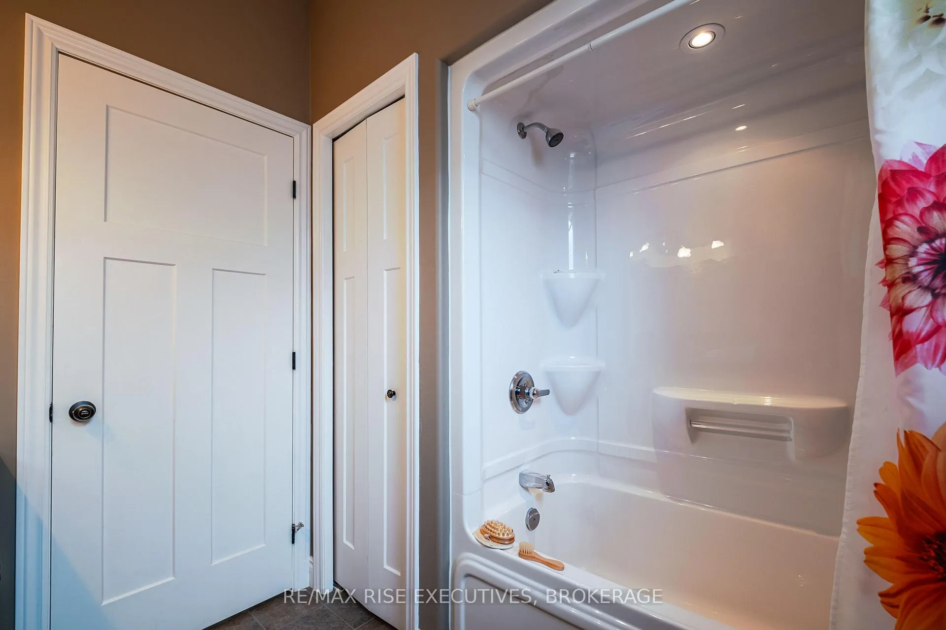 Photo 12 of 134 Islandview Drive, Loyalist, Amherstview — HOMEH