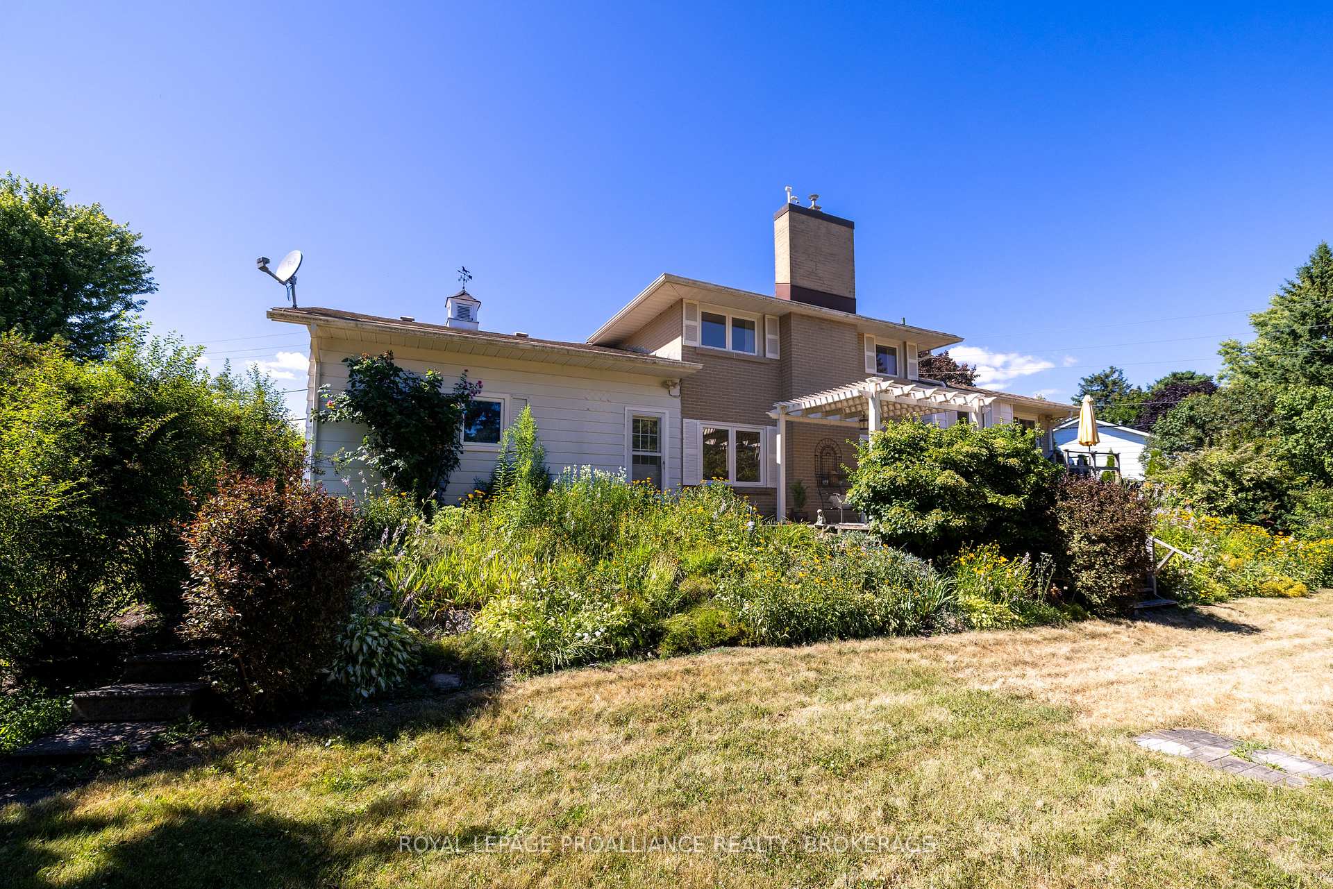 Photo 37 of 35 Manitou Crescent E, Loyalist, Amherstview — HOMEH