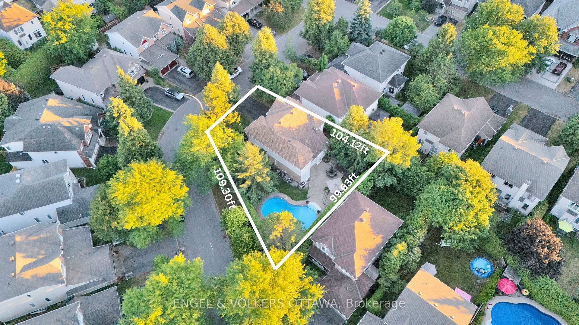 Photo 4 of 5 Wynridge Place, Ottawa, Kanata - Emerald Meadows/Trailwest — HOMEH