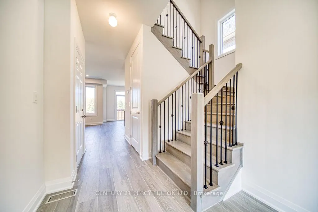 Photo 4 of 1350 Davis Loop, Innisfil, Lefroy — HOMEH
