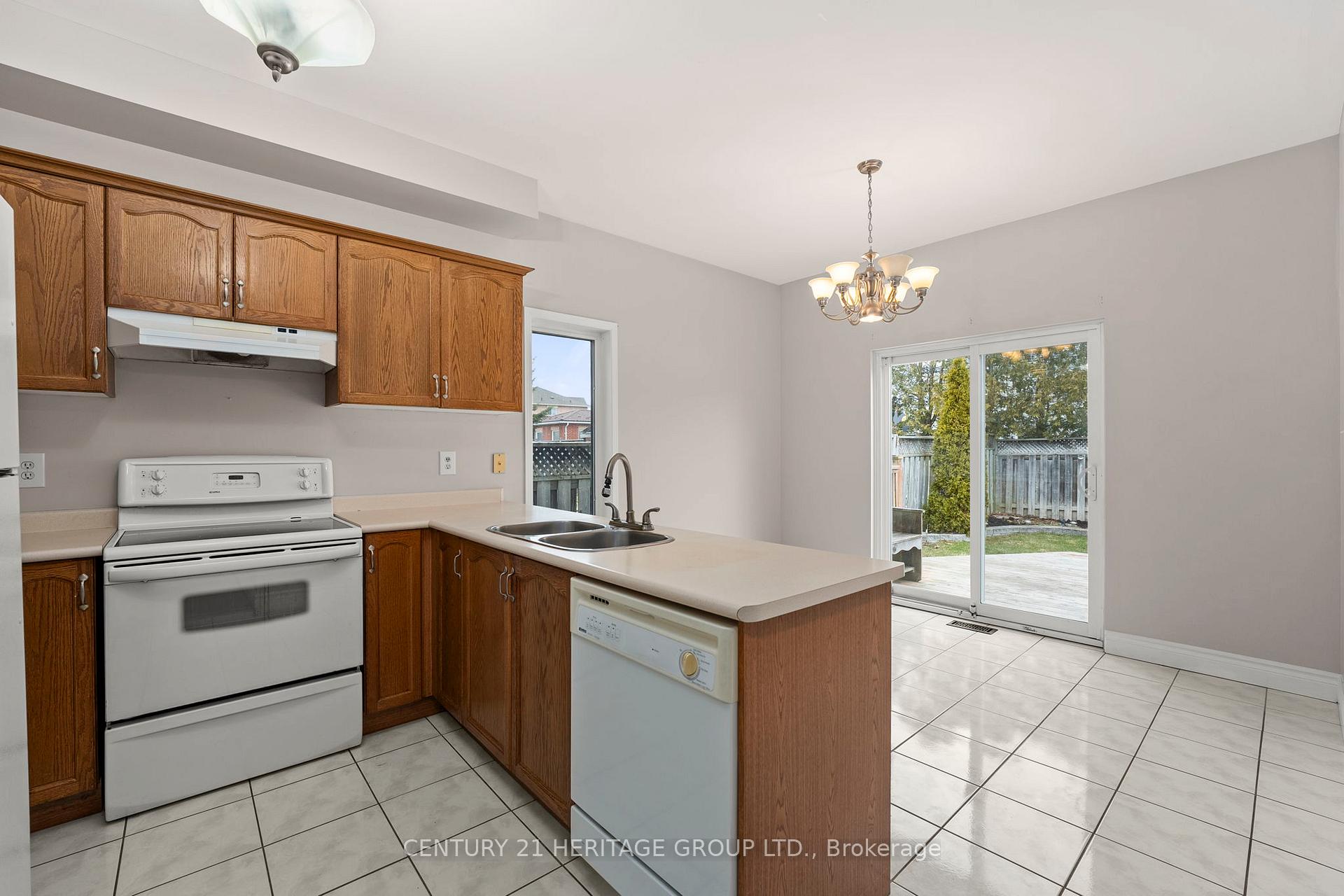 Photo 11 of 1901 Emerald Court, Innisfil, Alcona — HOMEH