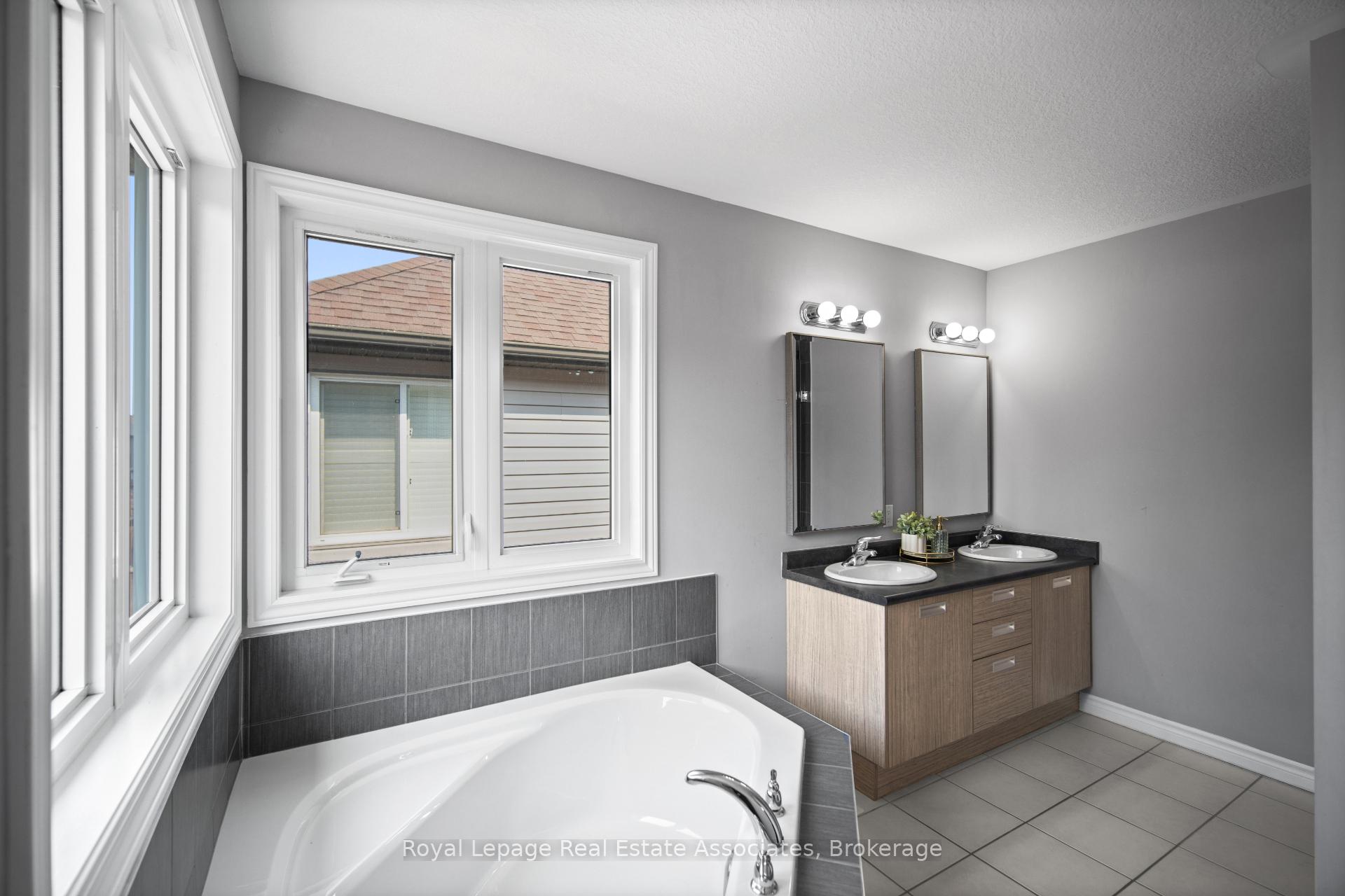 Photo 23 of 439 Moorlands Crescent, Kitchener — HOMEH