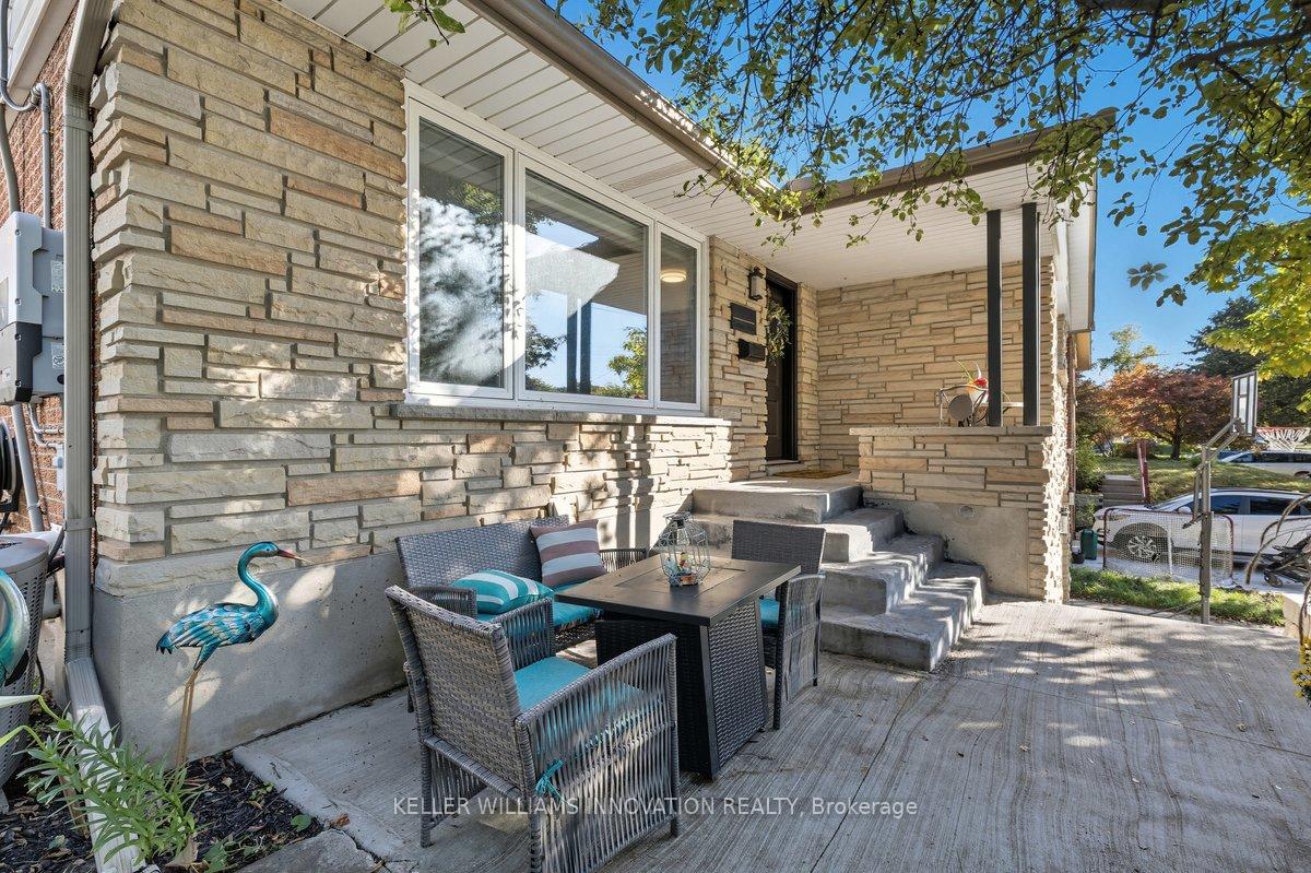 Photo 2 of 40 Rennie Drive, Kitchener — HOMEH