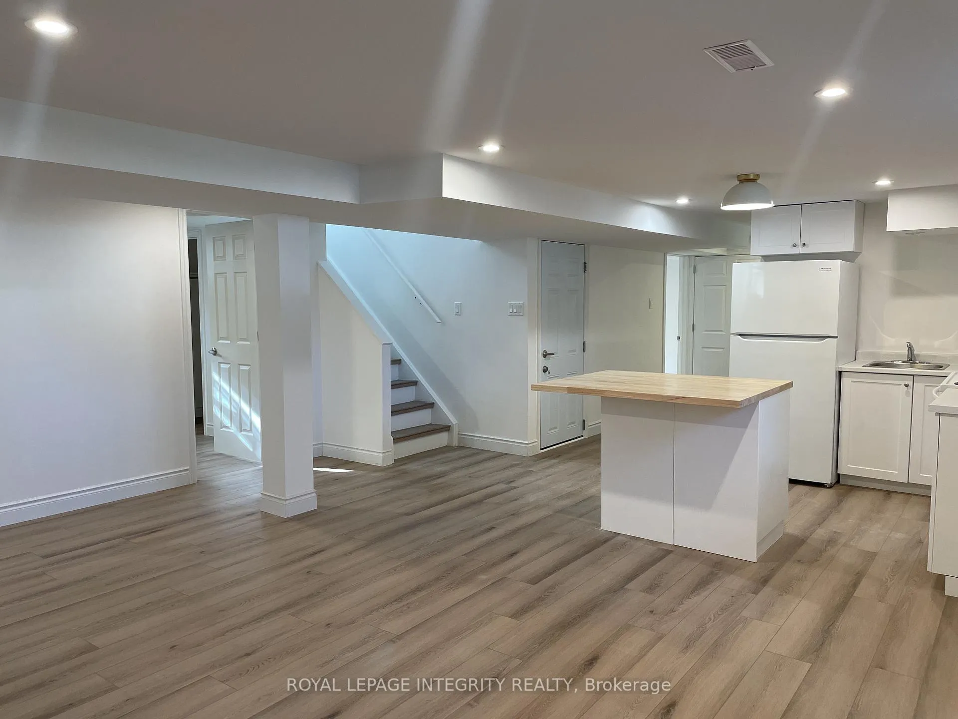 Photo 2 of Unit B, 32 Uxbridge Crescent, Ottawa, Kanata - Glencairn/Hazeldean — HOMEH