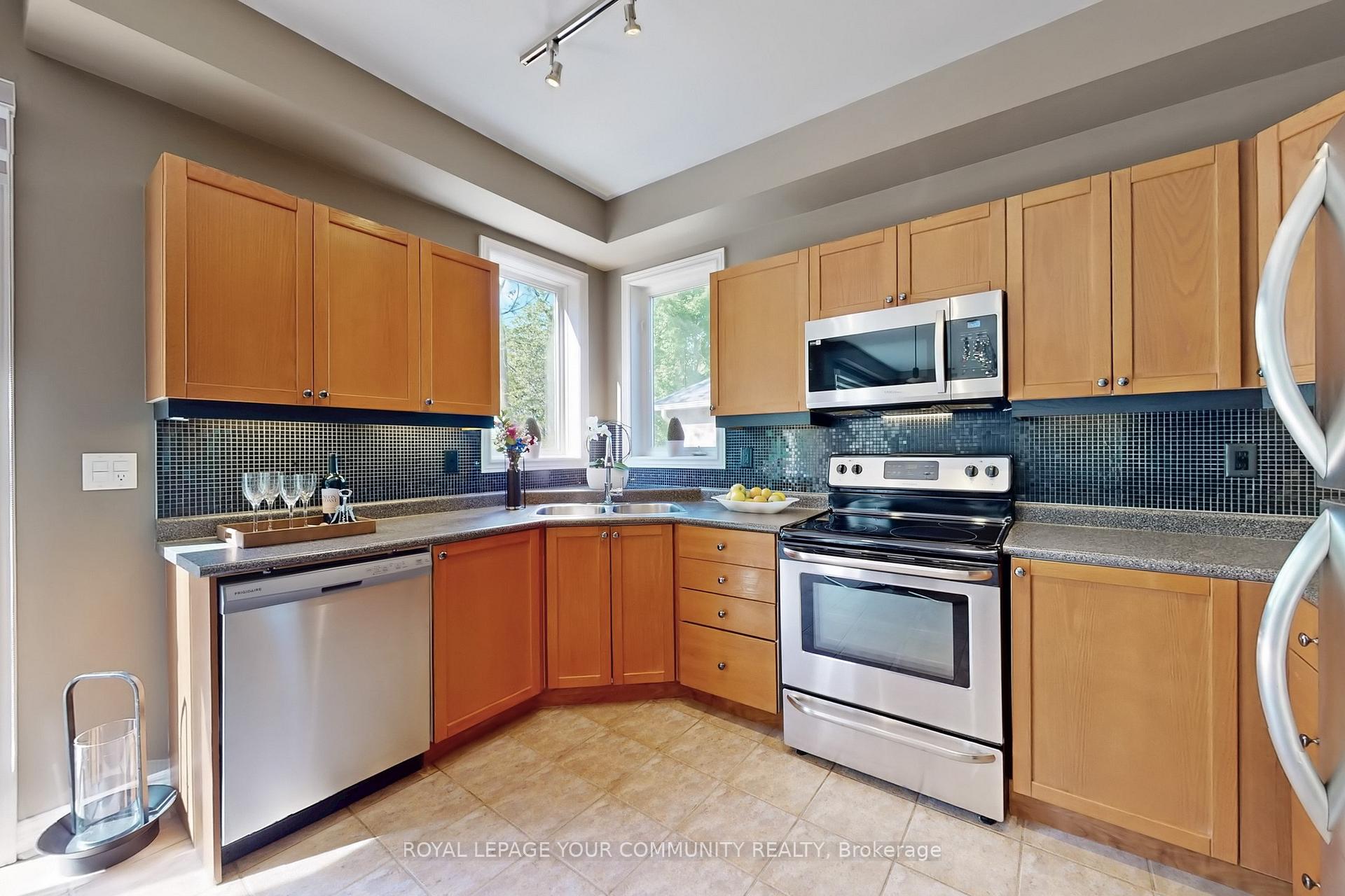 Photo 10 of 34 Willard Hunt Court, King, Schomberg — HOMEH