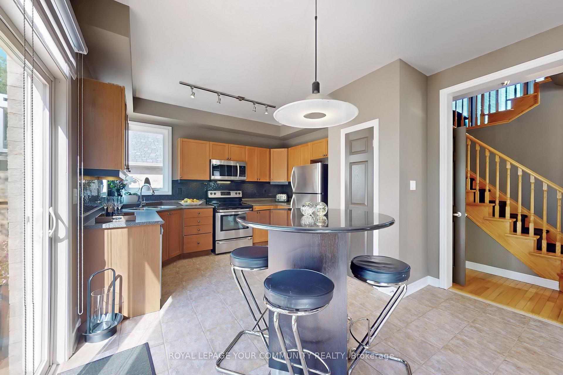 Photo 11 of 34 Willard Hunt Court, King, Schomberg — HOMEH