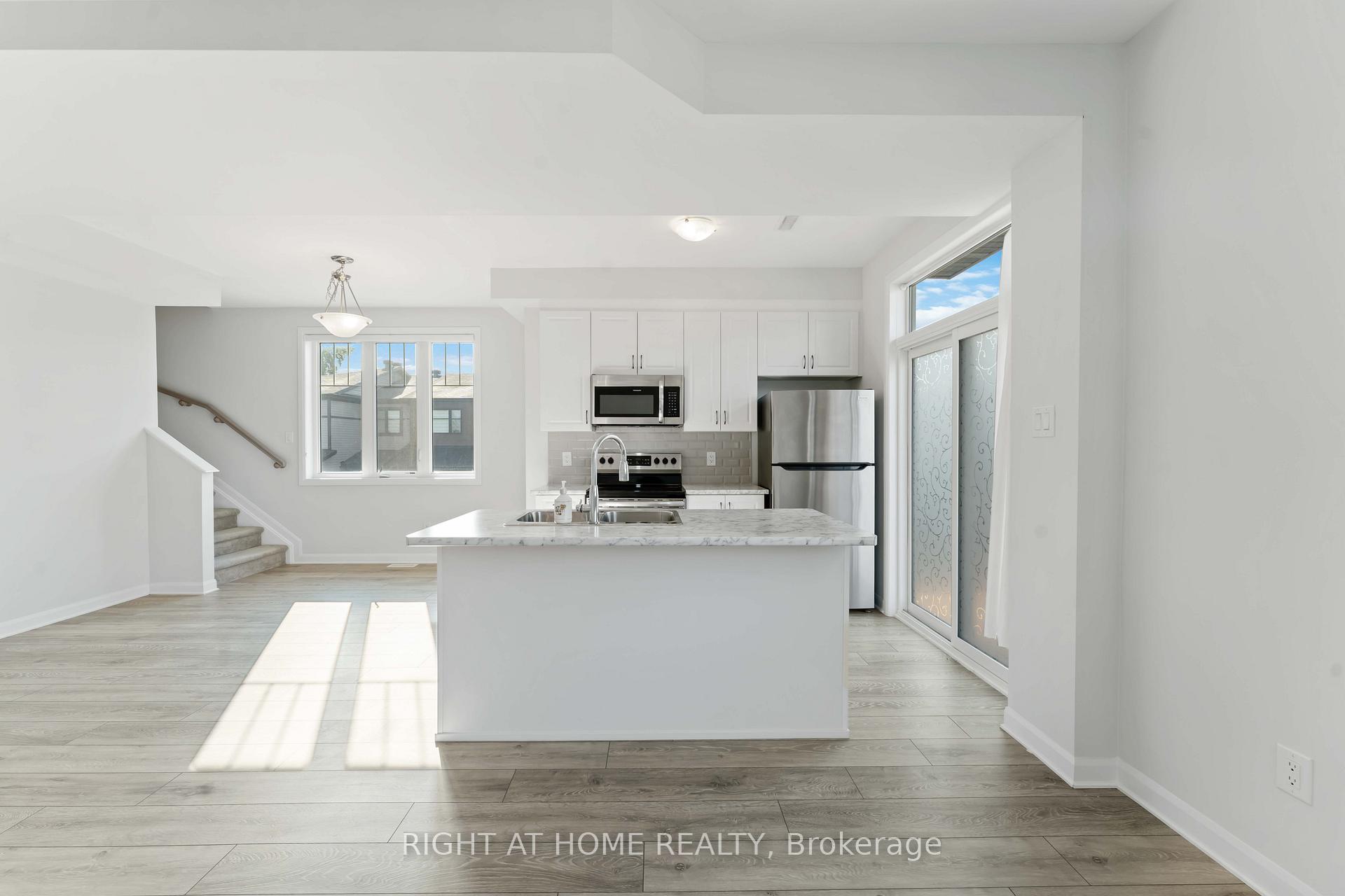 Photo 9 of 214 Attwell Private, Ottawa, Kanata - Morgan's Grant/South March — HOMEH