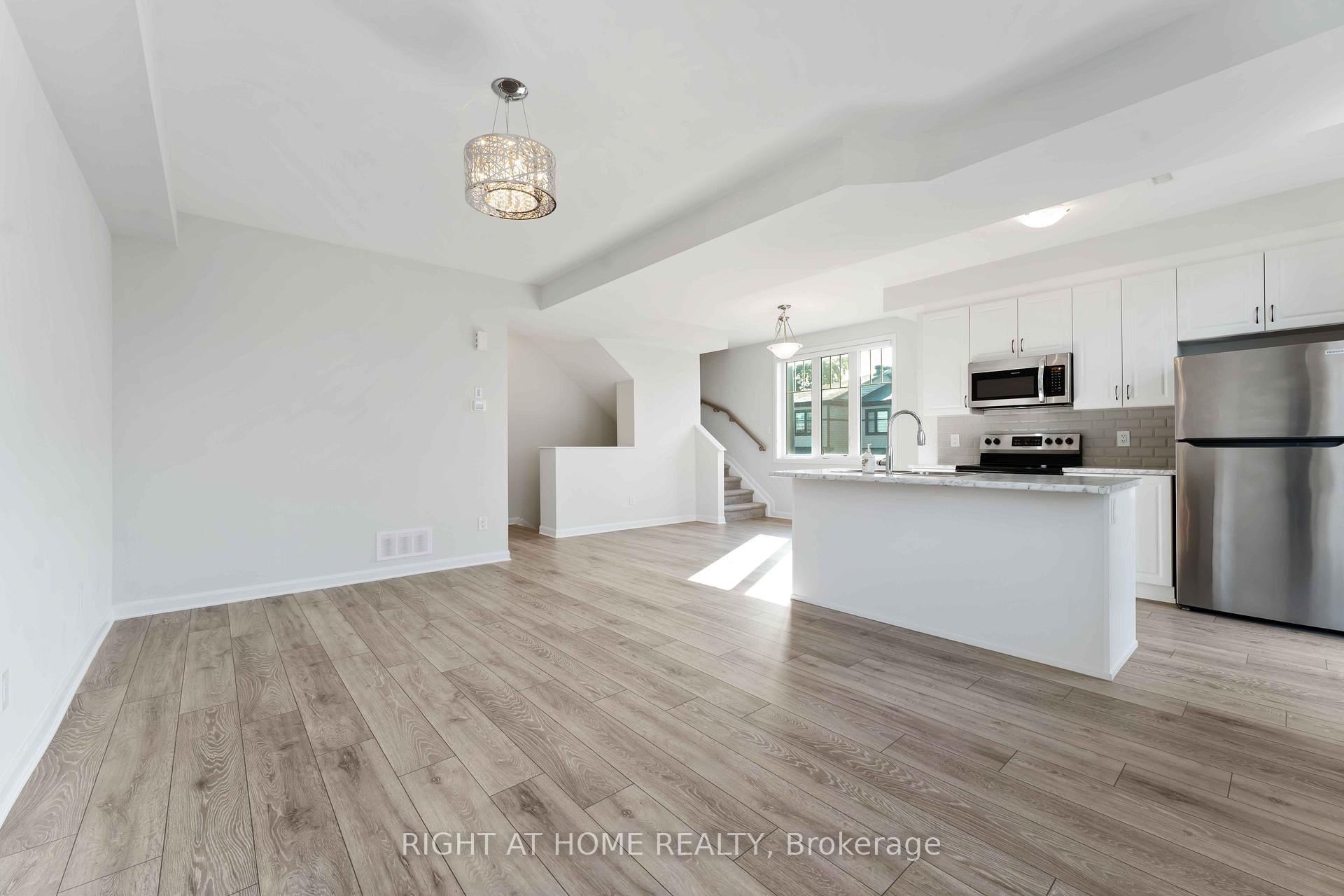 Photo 10 of 214 Attwell Private, Ottawa, Kanata - Morgan's Grant/South March — HOMEH
