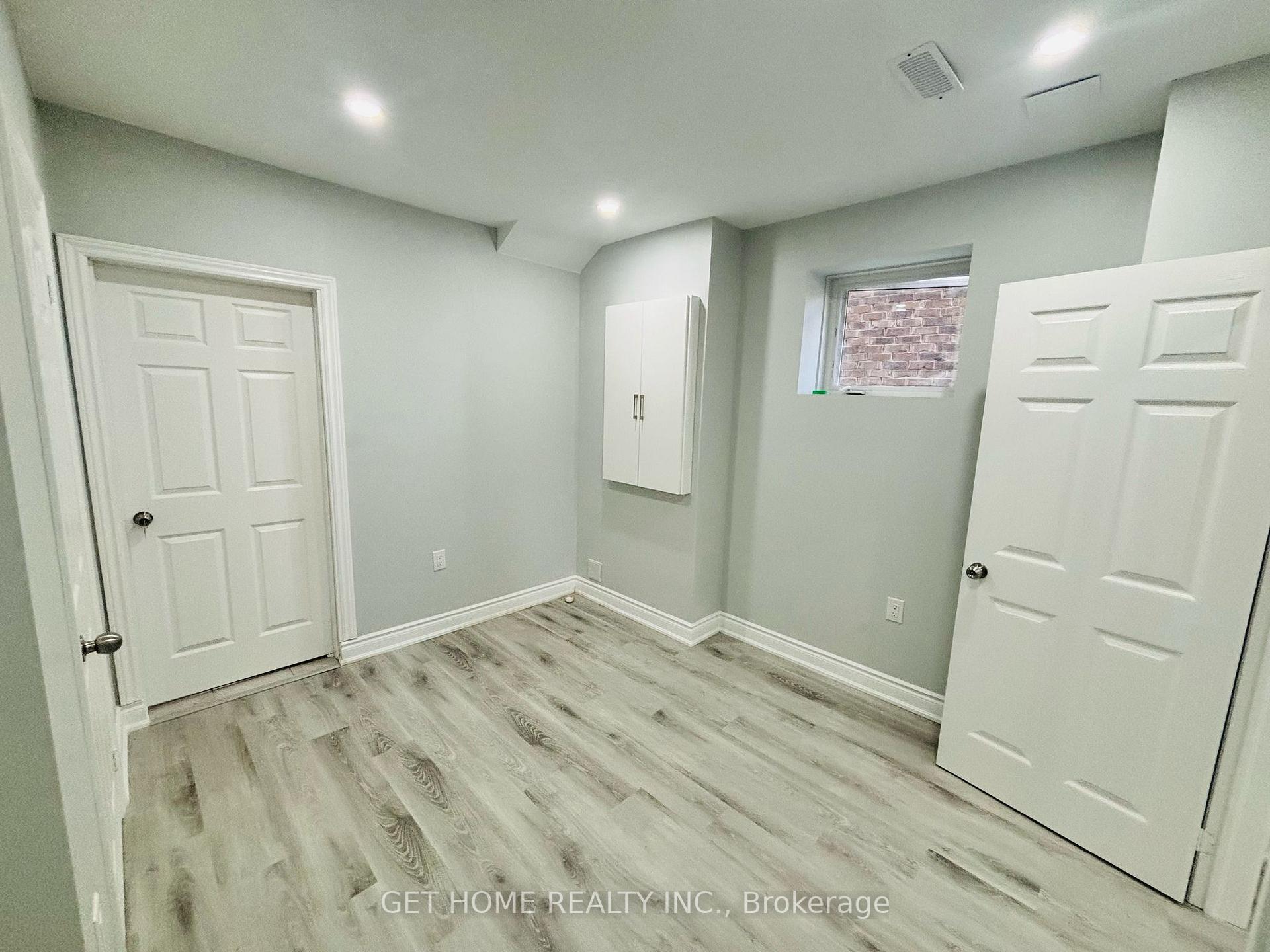 Photo 3 of 34 West Oak Trail, Kitchener, Rosenburg — HOMEH