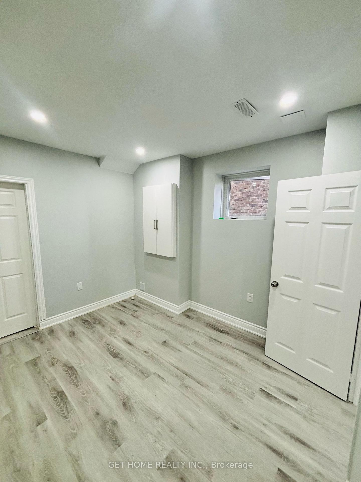 Photo 4 of 34 West Oak Trail, Kitchener, Rosenburg — HOMEH