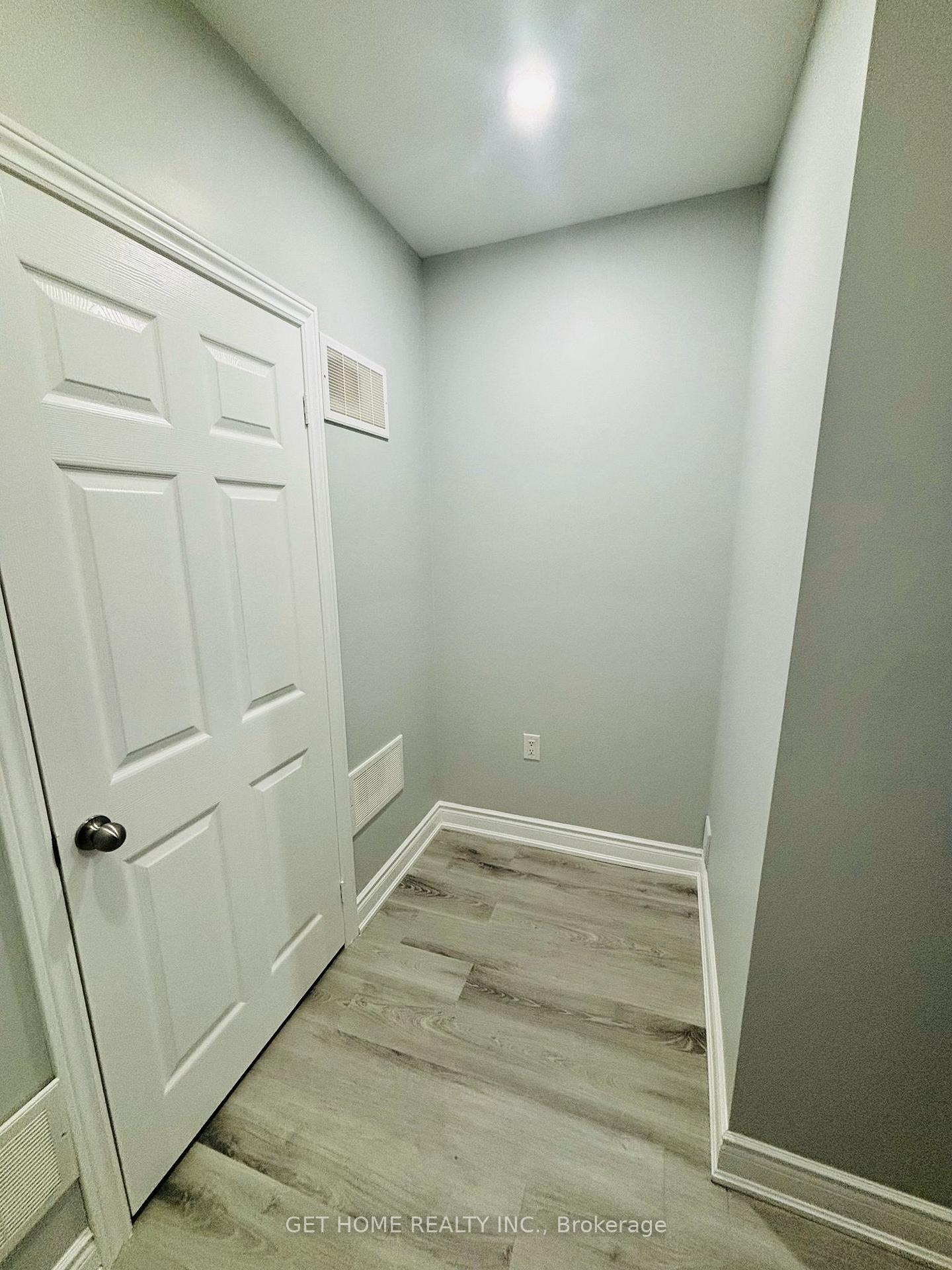 Photo 5 of 34 West Oak Trail, Kitchener, Rosenburg — HOMEH