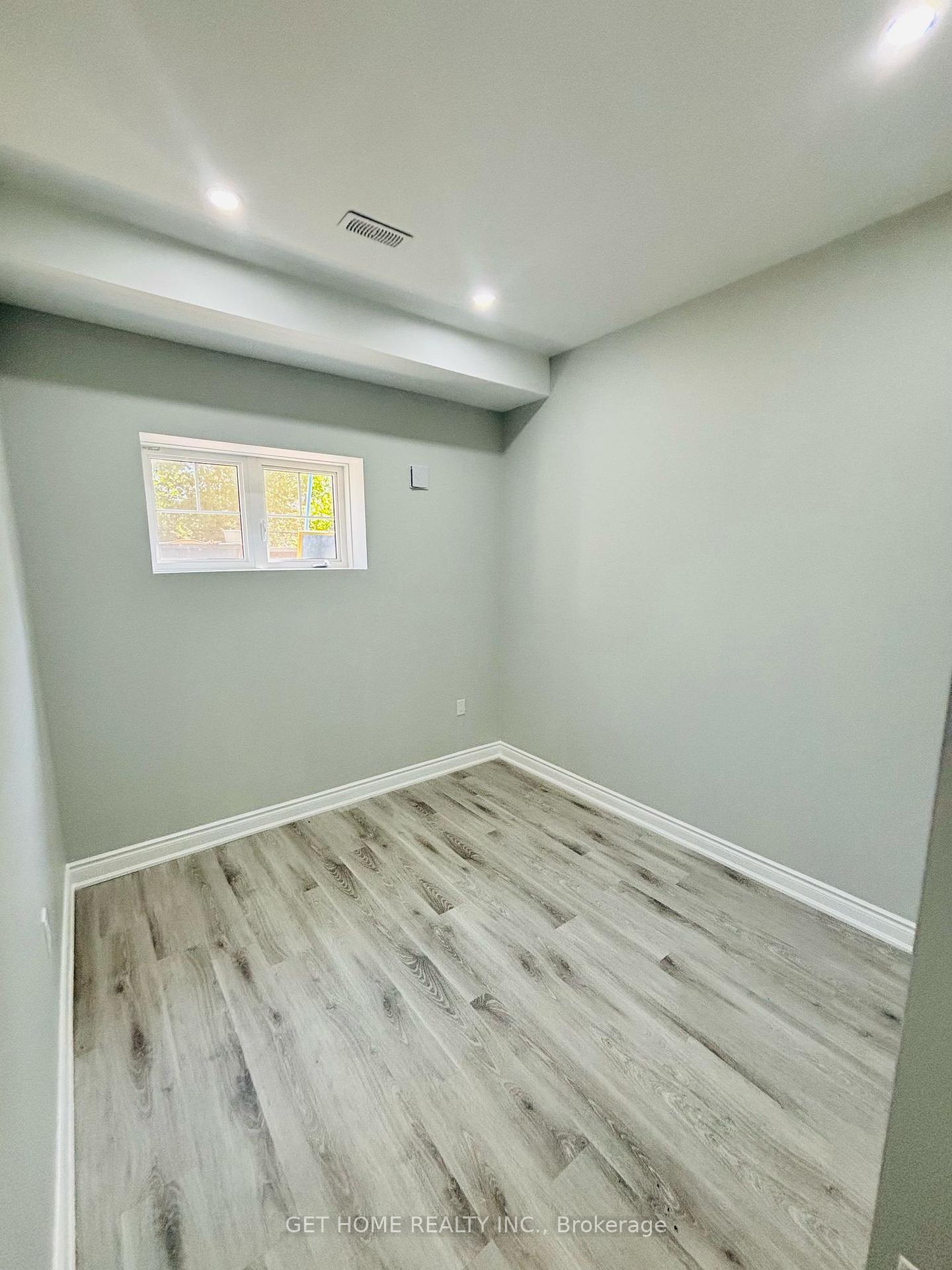 Photo 13 of 34 West Oak Trail, Kitchener, Rosenburg — HOMEH