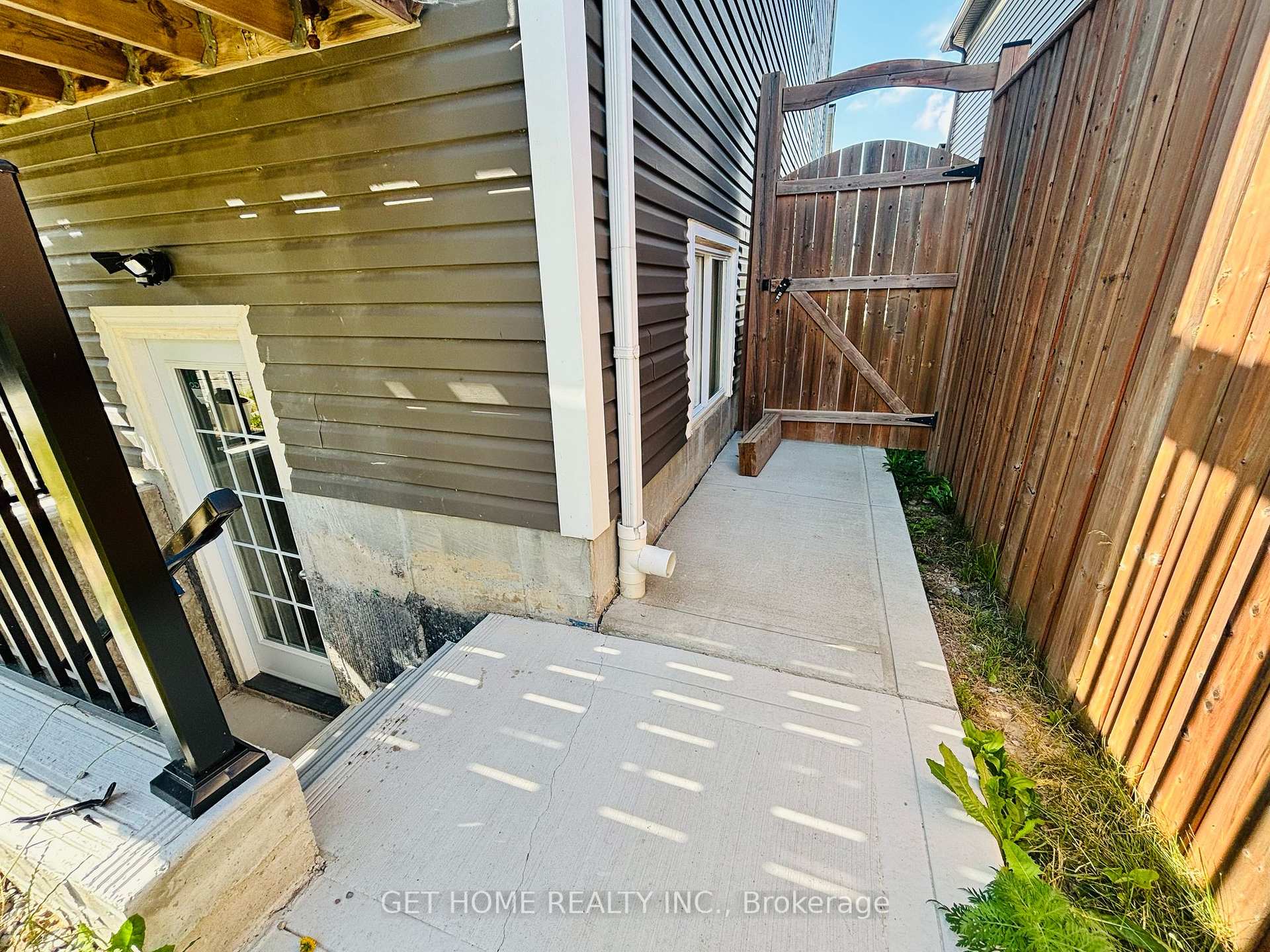 Photo 16 of 34 West Oak Trail, Kitchener, Rosenburg — HOMEH