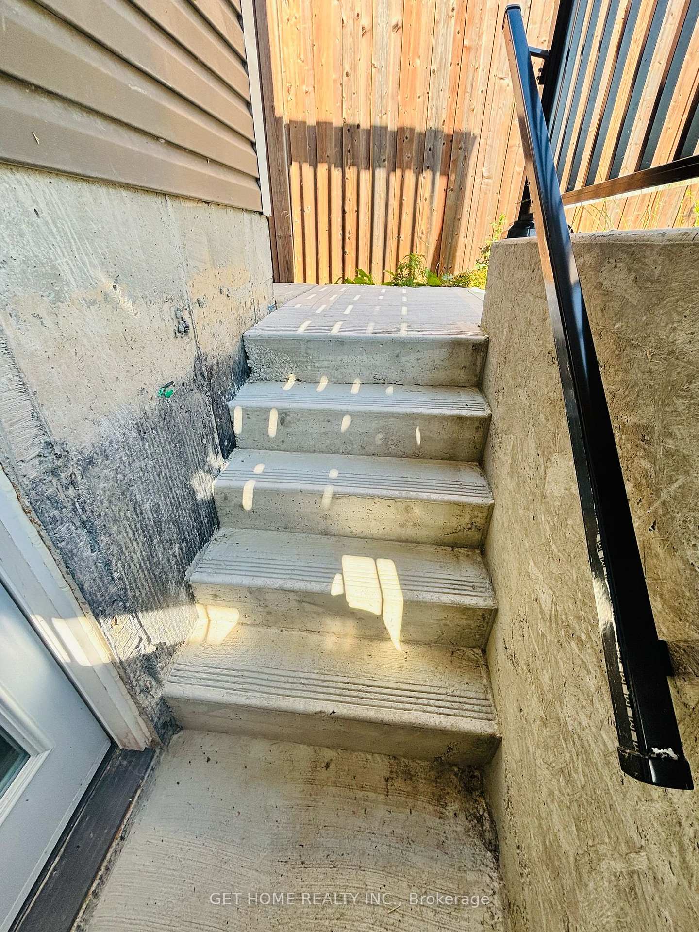 Photo 18 of 34 West Oak Trail, Kitchener, Rosenburg — HOMEH