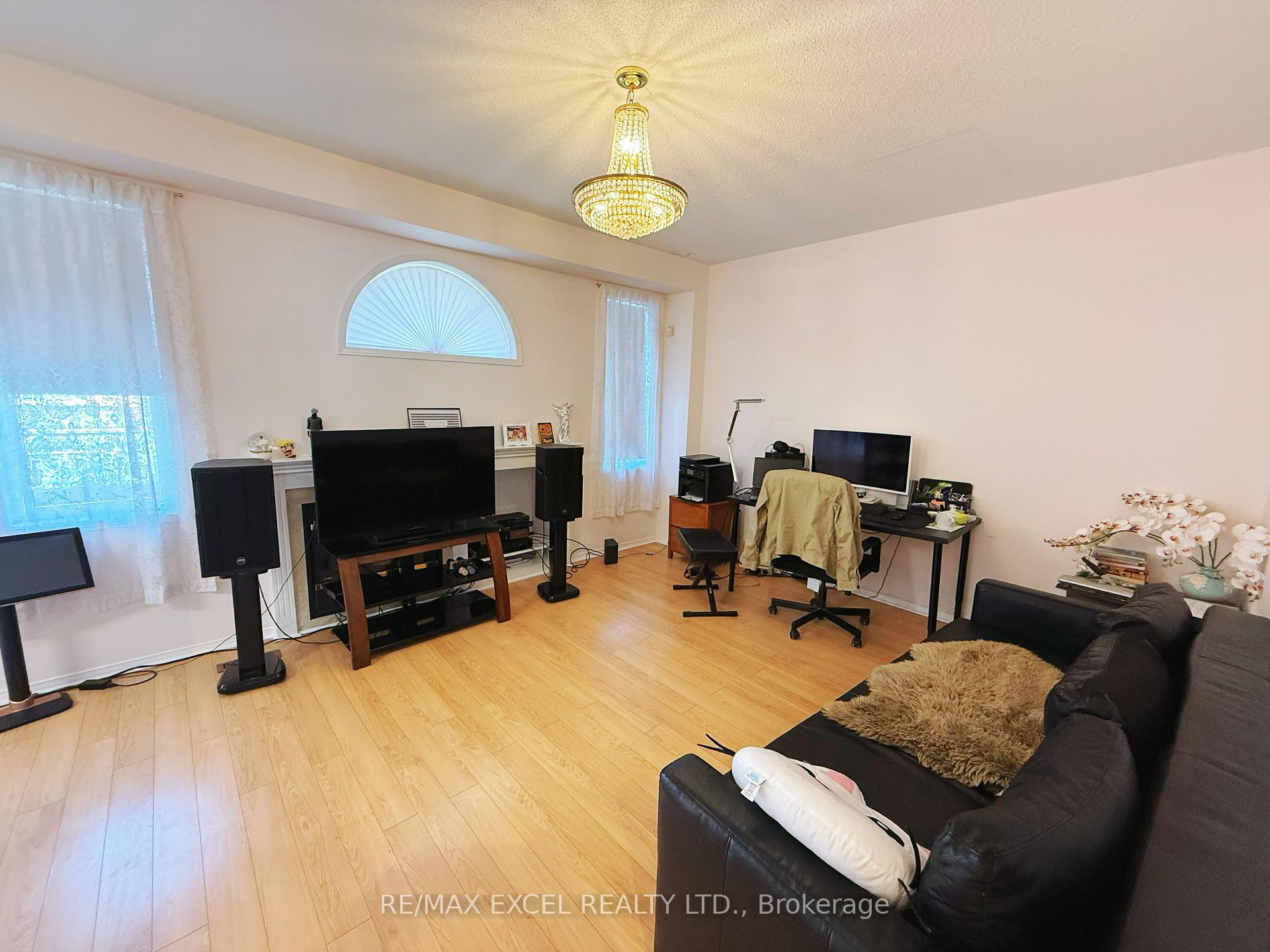 Photo 4 of 89 Belgrave Square, Markham, Berczy — HOMEH