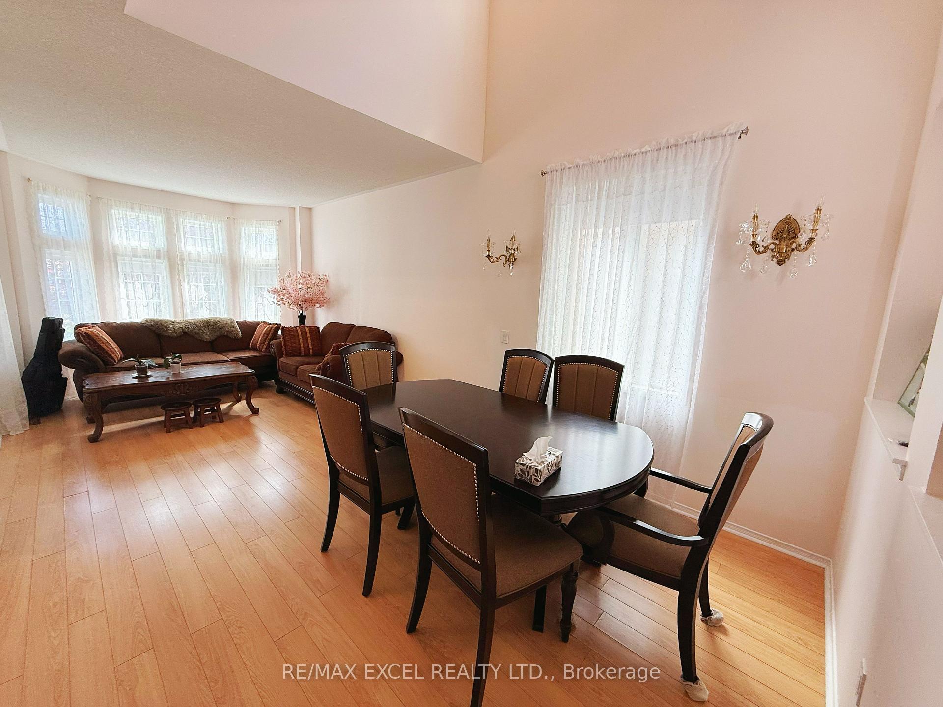 Photo 5 of 89 Belgrave Square, Markham, Berczy — HOMEH