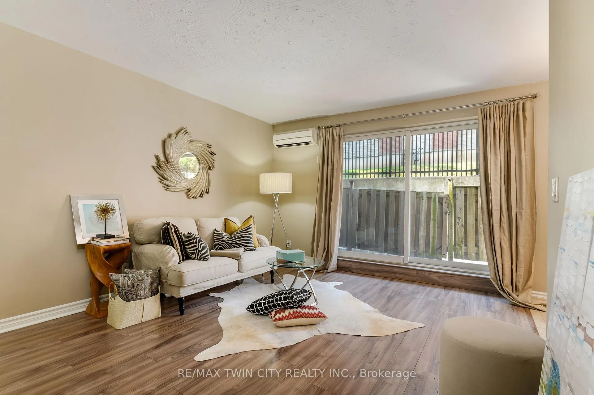 Photo 6 of Unit 304, 200 Charlton Avenue E, Hamilton, Corktown — HOMEH