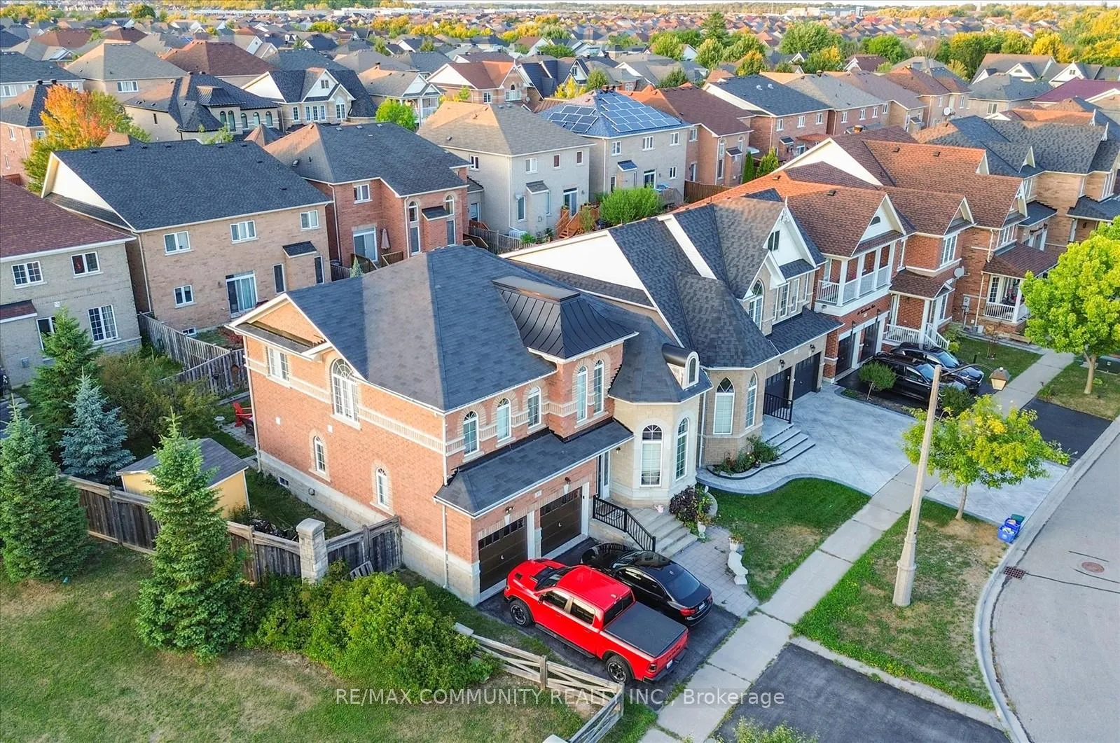 Photo 4 of 37 Condarcuri Crescent, Markham, Box Grove — HOMEH