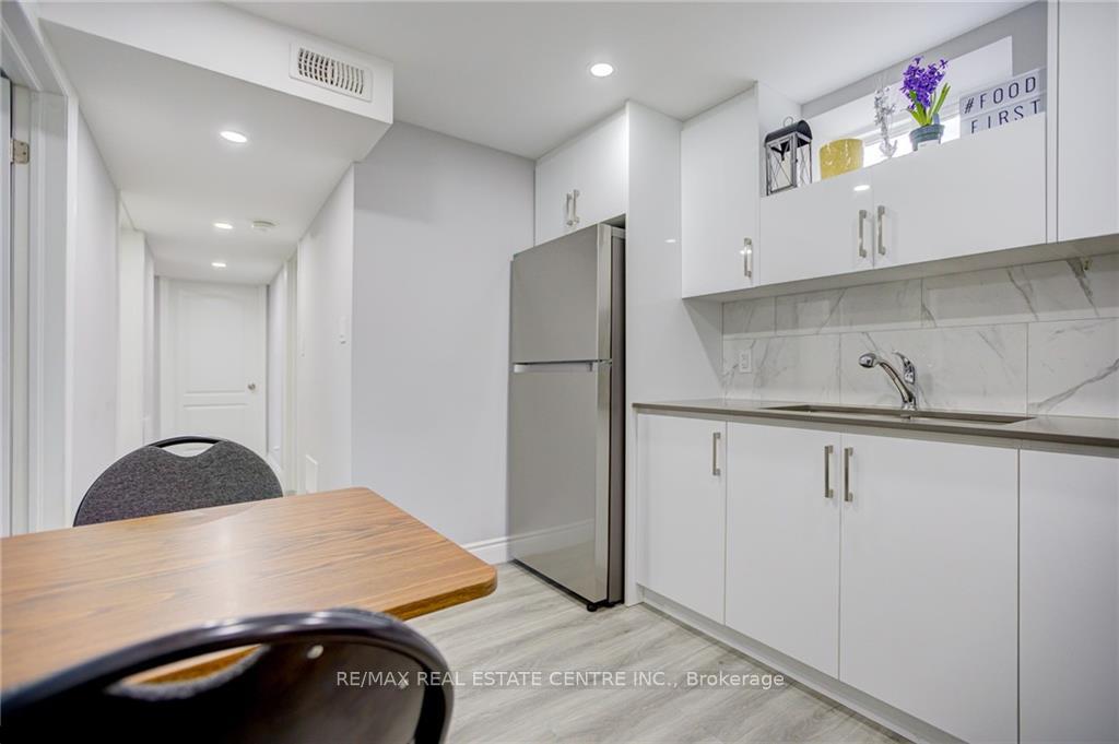 Photo 4 of Unit (Basement), 21 Sandsprings Crescent, Kitchener — HOMEH