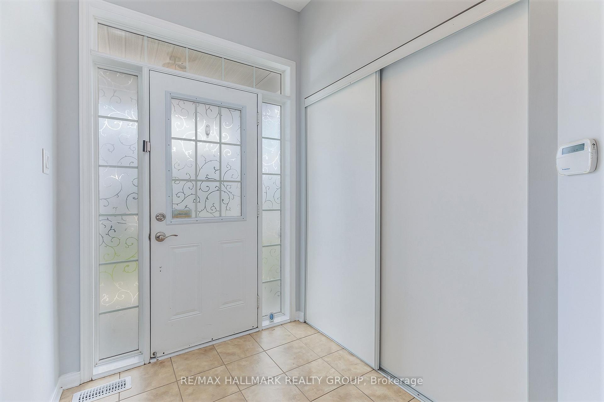 Photo 3 of 580 Pepperville Crescent, Ottawa, Kanata - Emerald Meadows/Trailwest — HOMEH