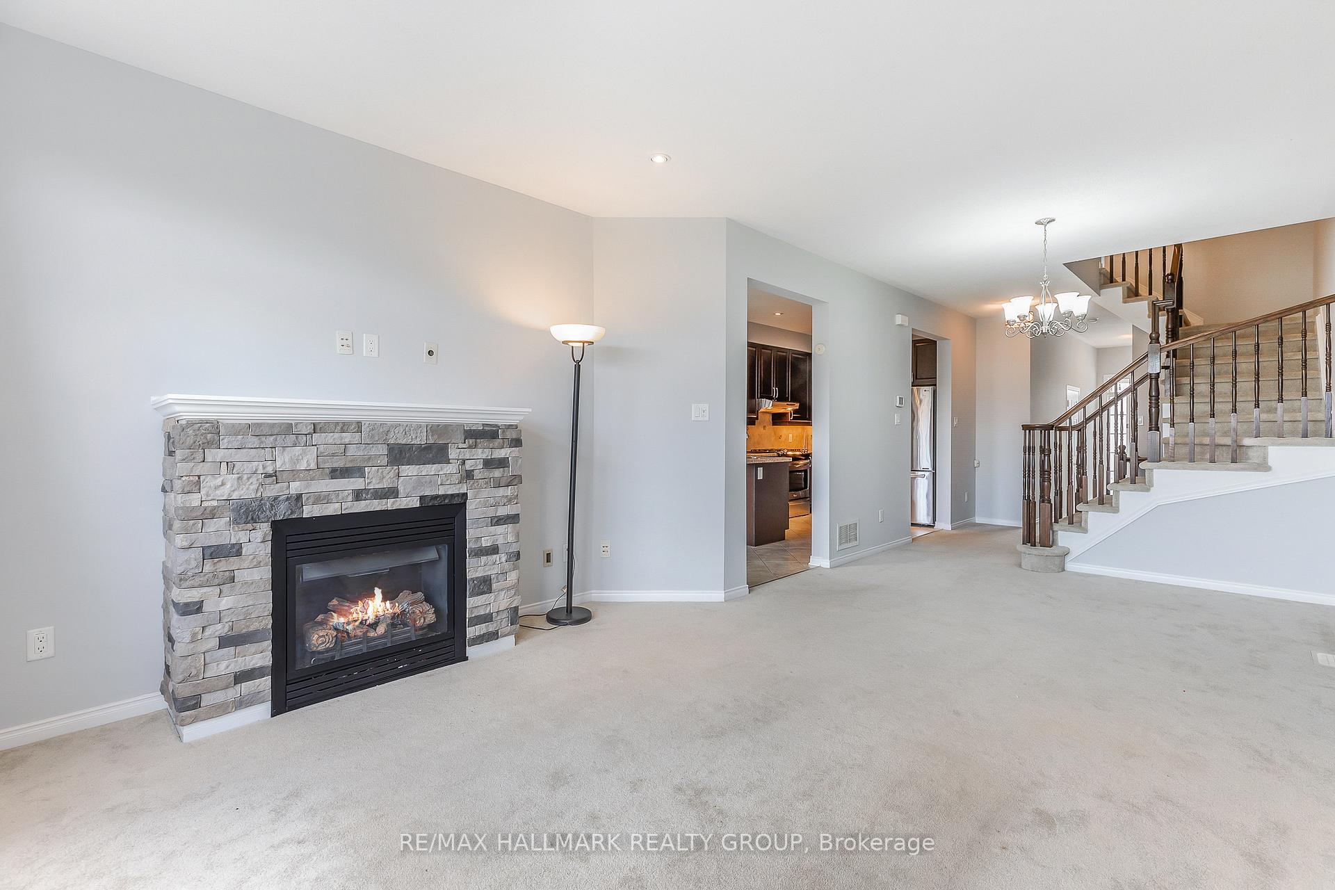 Photo 4 of 580 Pepperville Crescent, Ottawa, Kanata - Emerald Meadows/Trailwest — HOMEH