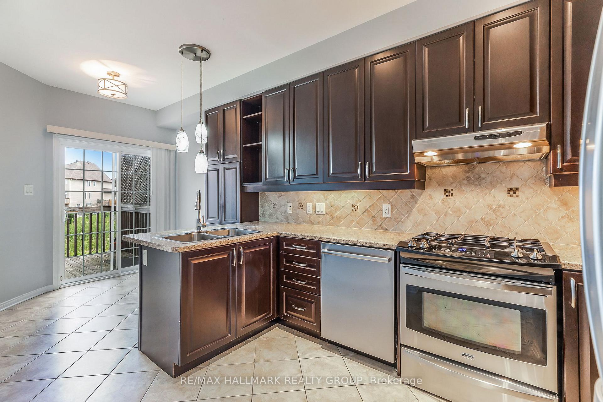 Photo 8 of 580 Pepperville Crescent, Ottawa, Kanata - Emerald Meadows/Trailwest — HOMEH