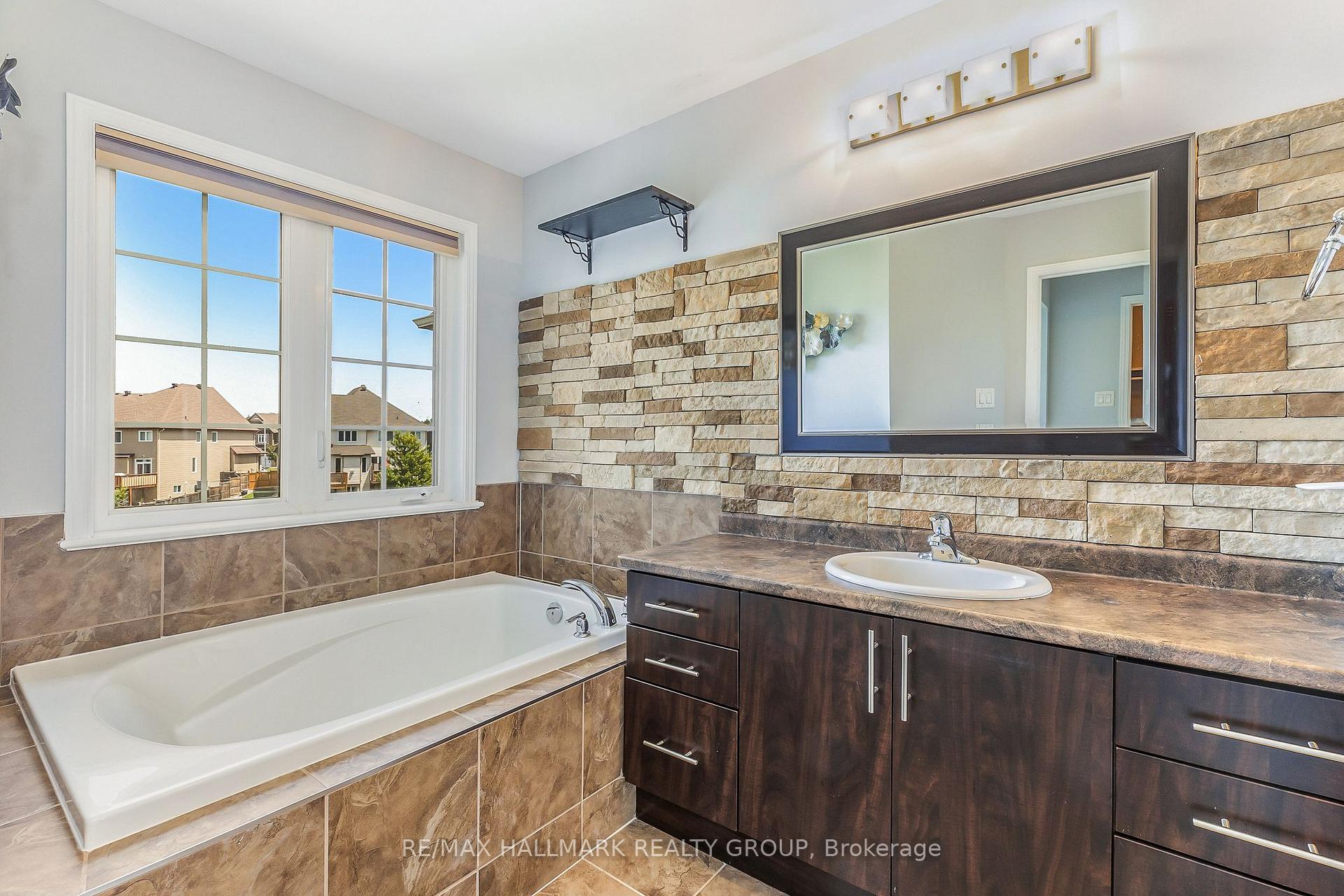 Photo 19 of 580 Pepperville Crescent, Ottawa, Kanata - Emerald Meadows/Trailwest — HOMEH