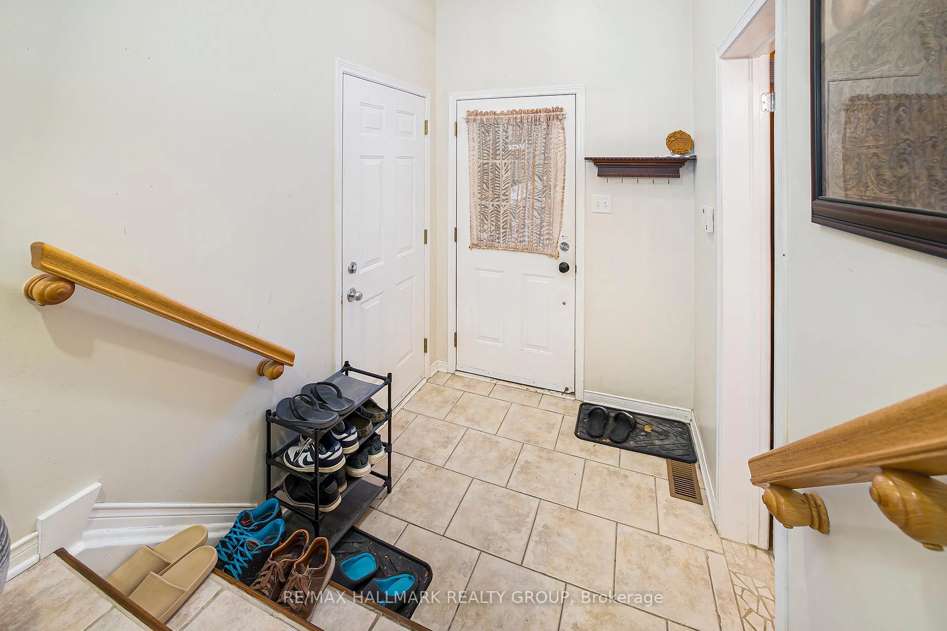 Photo 10 of 11 Scampton Drive, Ottawa, Kanata - Morgan's Grant/South March — HOMEH