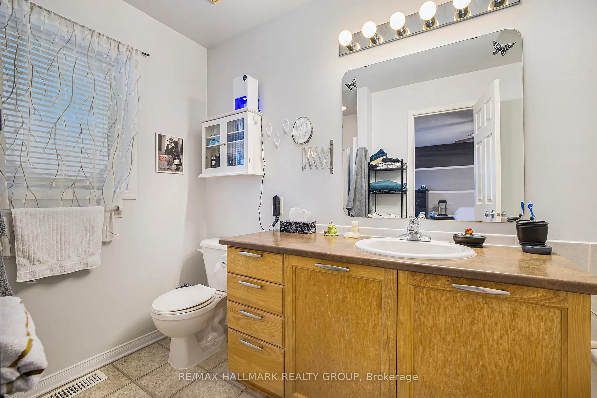 Photo 17 of 11 Scampton Drive, Ottawa, Kanata - Morgan's Grant/South March — HOMEH