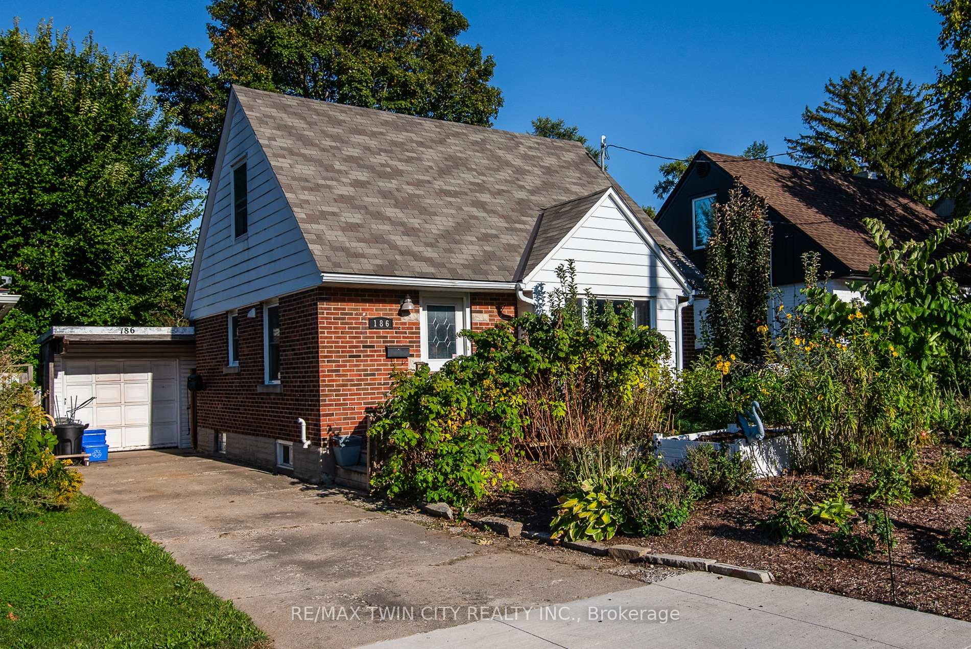 Photo 2 of 186 Highland Road E, Kitchener — HOMEH