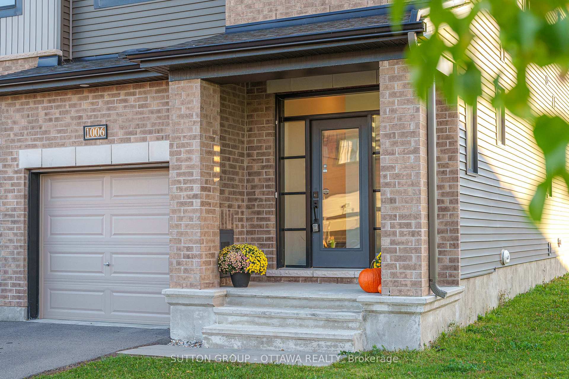 Photo 2 of 1006 Speedvale Court, Ottawa, Kanata - Kanata Lakes/Heritage Hills — HOMEH