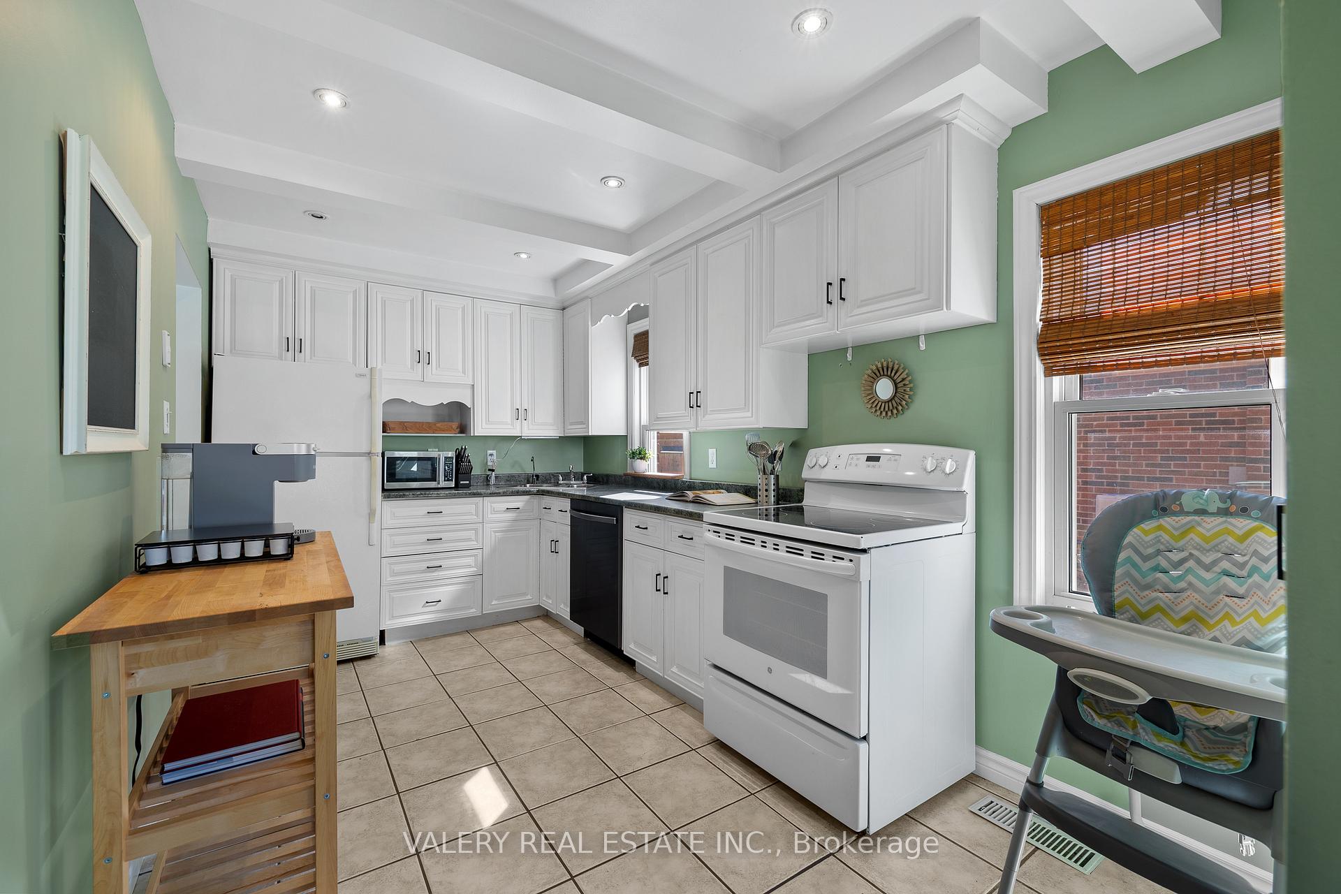 Photo 3 of 121 Adelaide Street, Kitchener, Victoria Hills — HOMEH