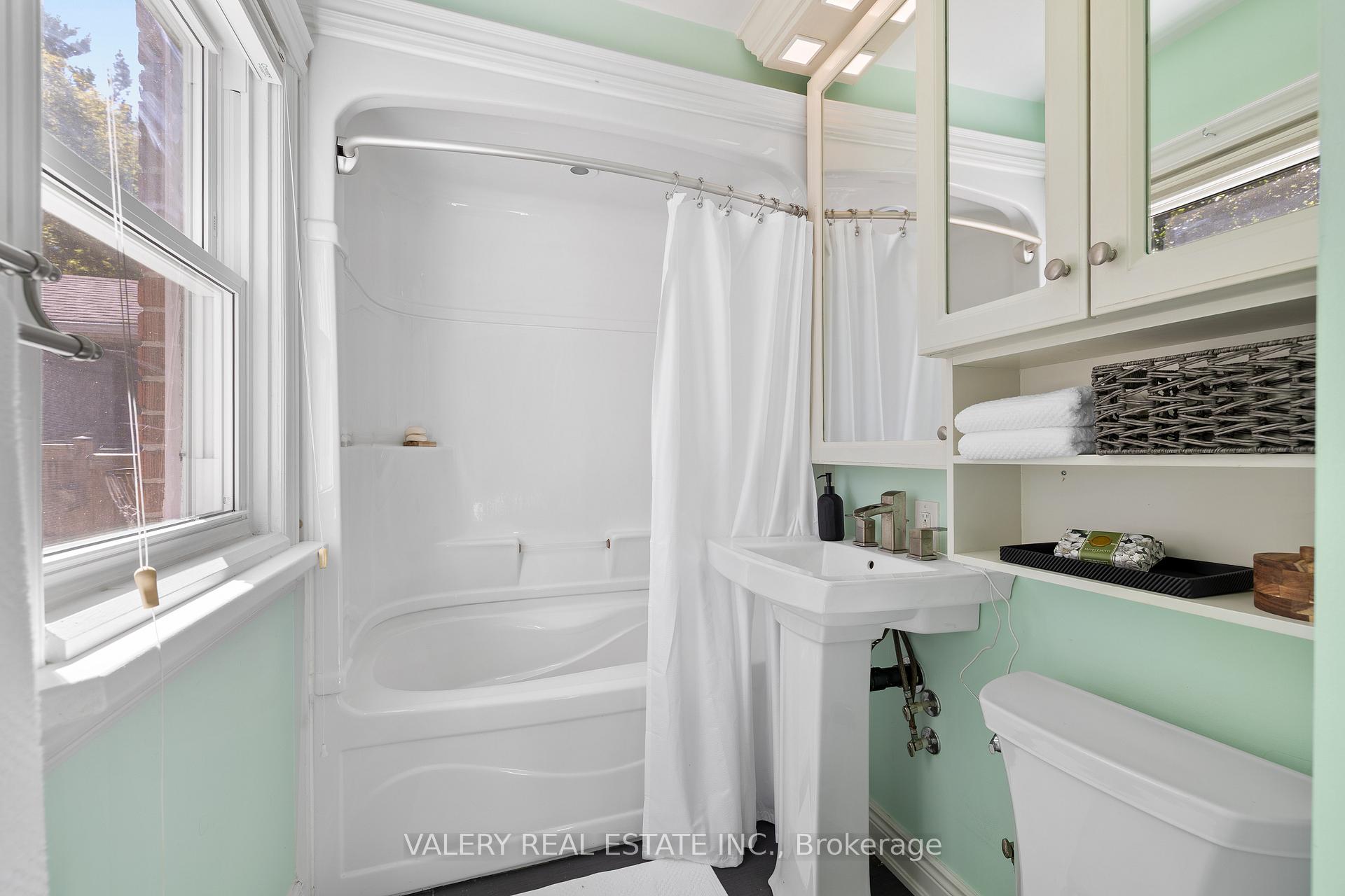 Photo 8 of 121 Adelaide Street, Kitchener, Victoria Hills — HOMEH