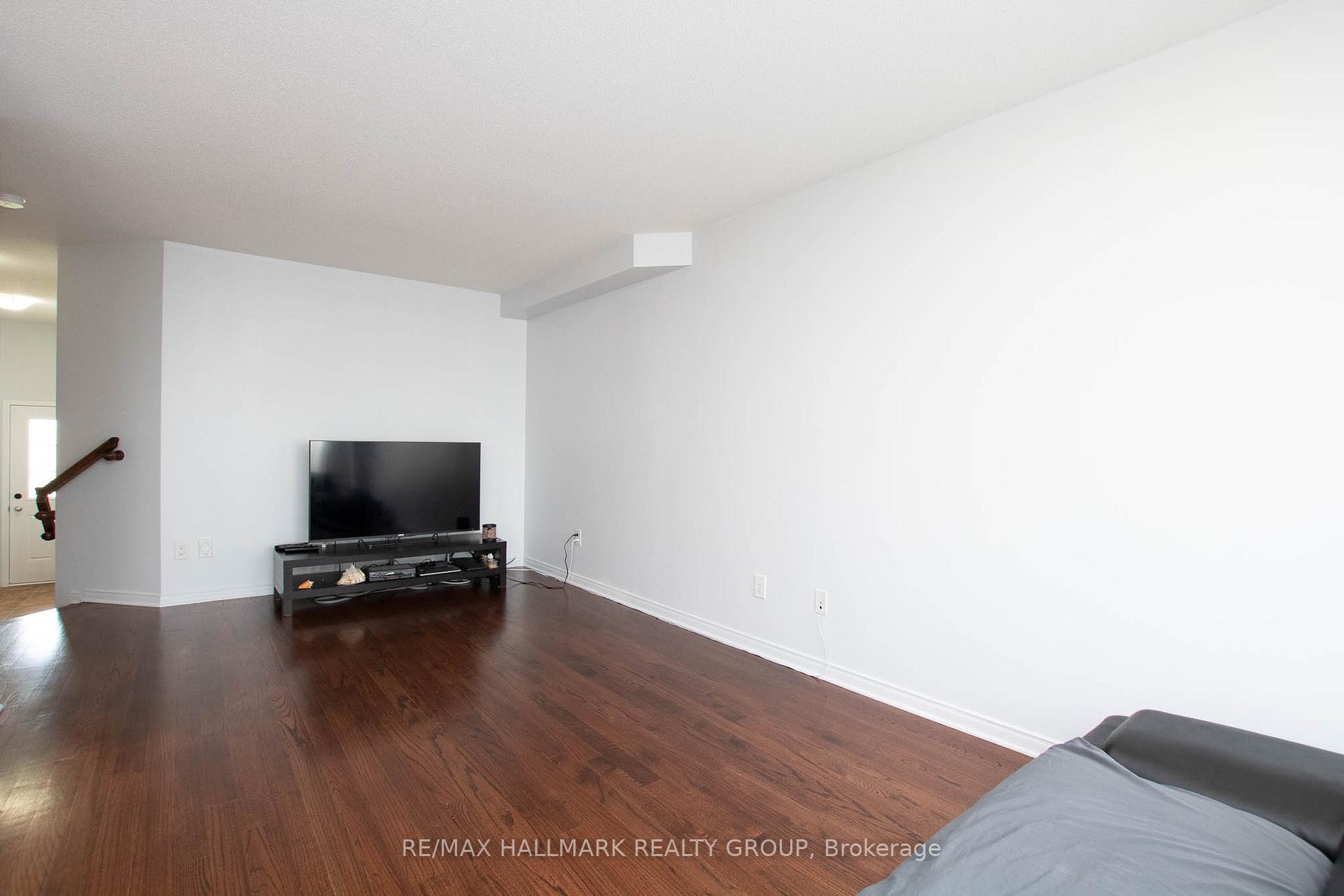 Photo 9 of 126 Lokoya Street, Ottawa, Kanata - Emerald Meadows/Trailwest — HOMEH