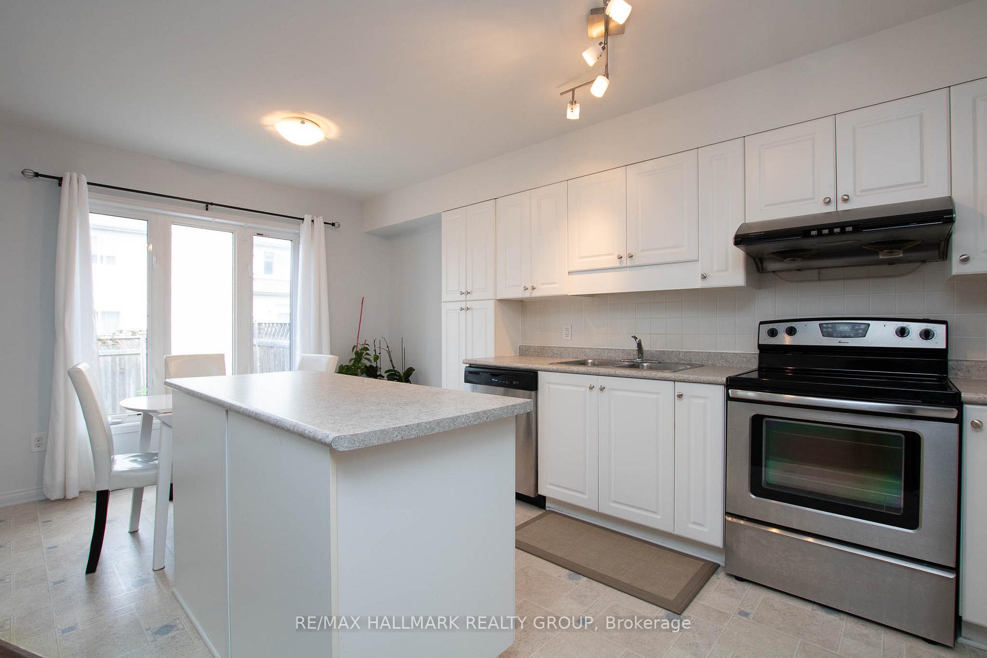 Photo 10 of 126 Lokoya Street, Ottawa, Kanata - Emerald Meadows/Trailwest — HOMEH
