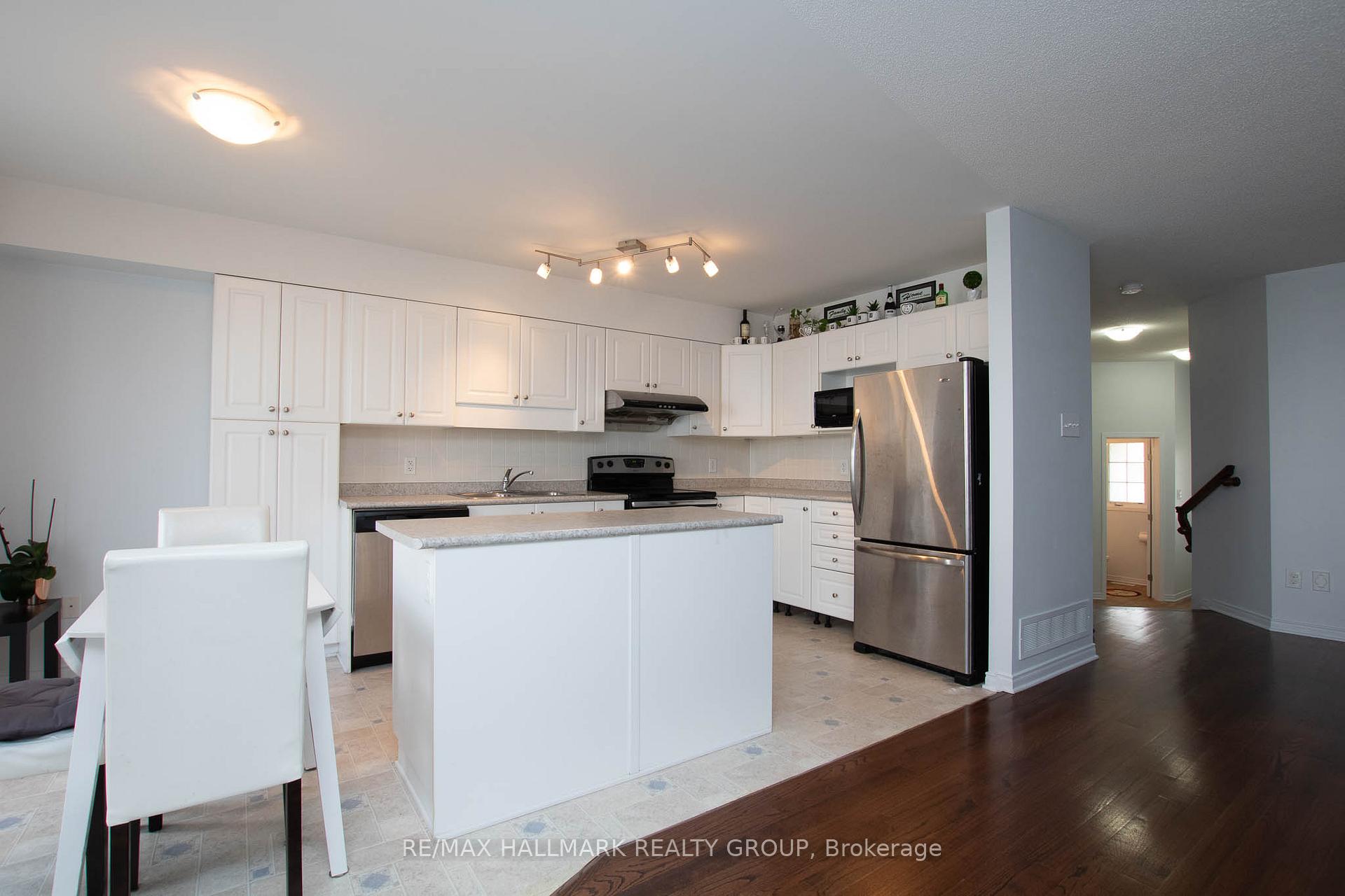 Photo 11 of 126 Lokoya Street, Ottawa, Kanata - Emerald Meadows/Trailwest — HOMEH
