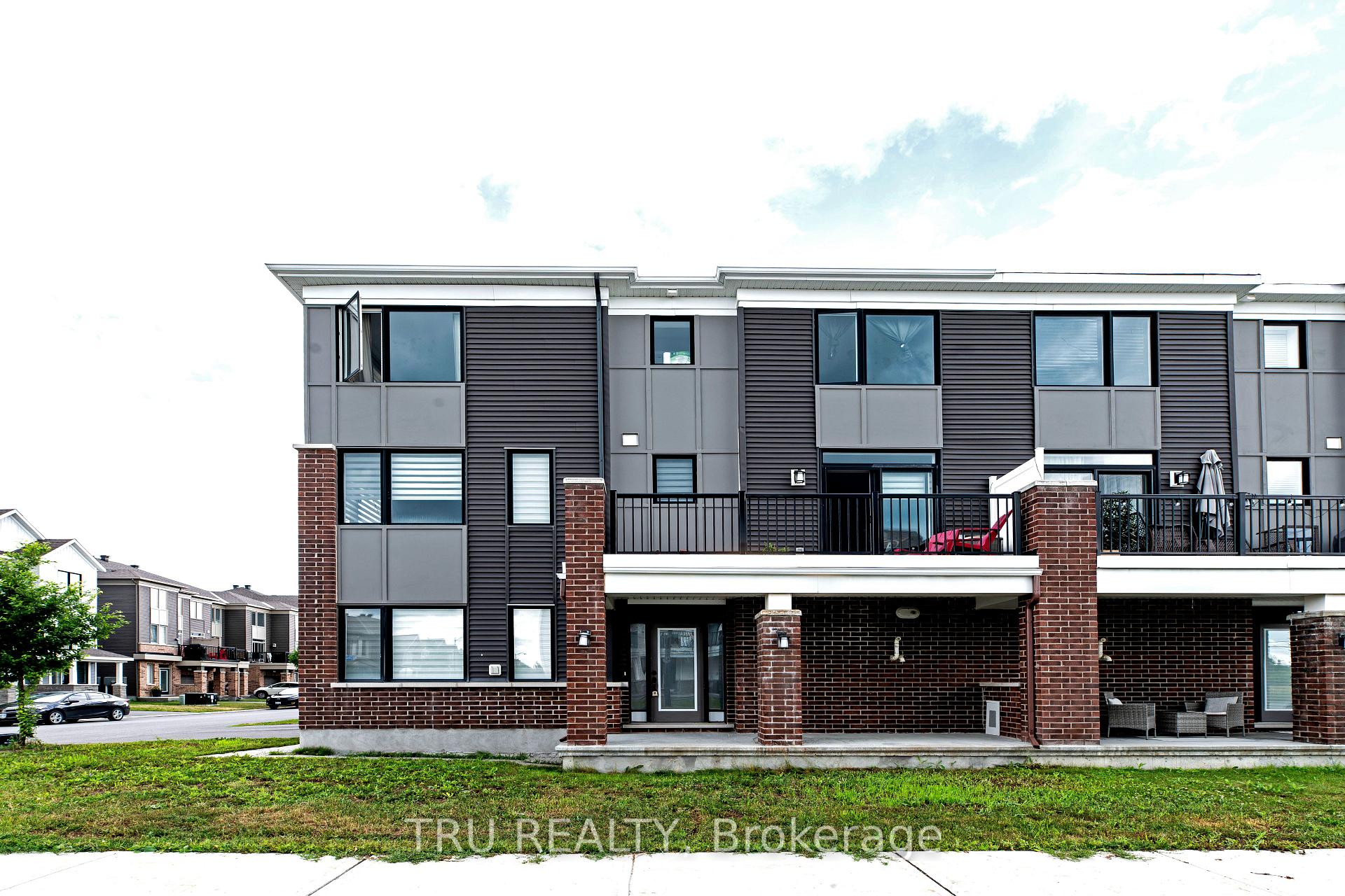 Photo 3 of 34 Caspian Row, Ottawa, Kanata - Emerald Meadows/Trailwest — HOMEH