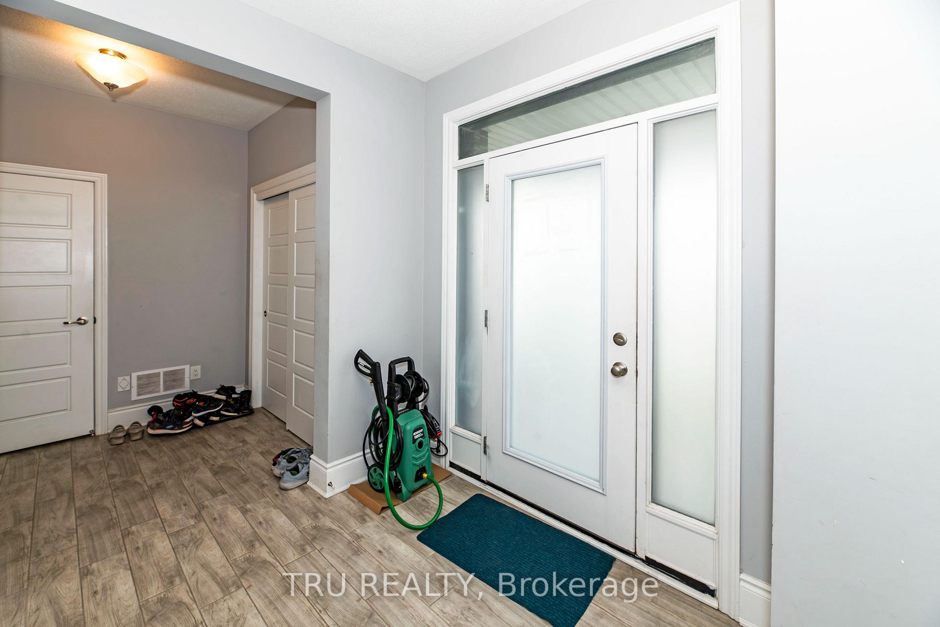 Photo 4 of 34 Caspian Row, Ottawa, Kanata - Emerald Meadows/Trailwest — HOMEH