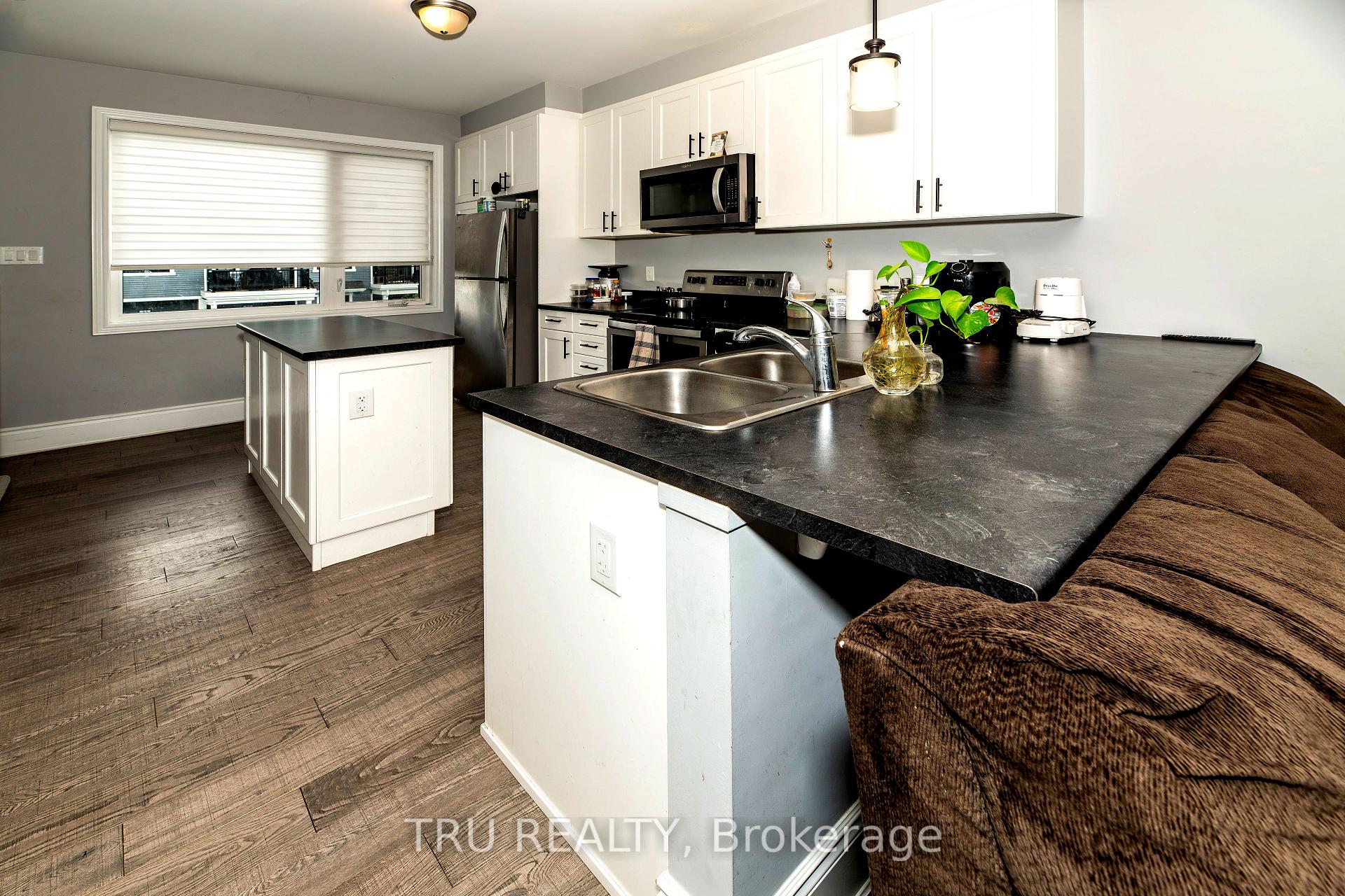 Photo 16 of 34 Caspian Row, Ottawa, Kanata - Emerald Meadows/Trailwest — HOMEH